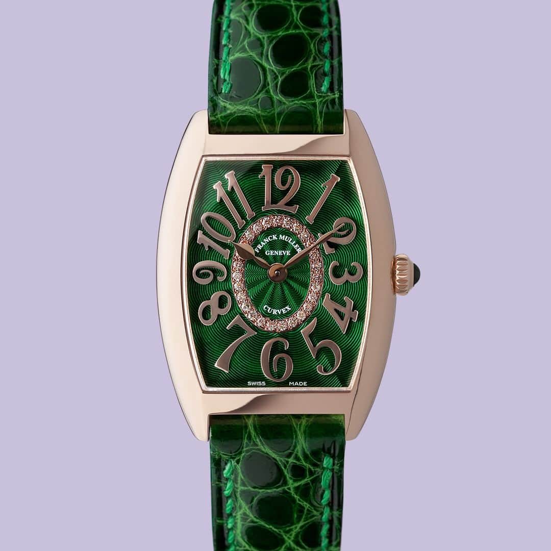 FRANCK MULLER JAPANのインスタグラム：「華と神秘を奏でる待望の新色、グリーンがお目見え！  「トノウ カーベックス レリーフ」  美しく手首を流れる曲線を描く、フランク ミュラーの大切なアイコンである「トノウ カーベックス」。なかでも文字盤に花輪を彷彿とさせるダイヤモンドの環をあしらったシリーズは、日常を彩るカラーリングに注目したい！  丁寧なエナメル仕上げの文字盤としなやかにフィットするストラップを新たに染め上げたのは、自然の雄大さや神秘を感じさせるグリーン。愛らしいピンクゴールドと、優美なハーモニーを奏でて。  #franckmuller #franckmullerjapan #ladieswatch #watchoftheday #watchesofinstagram #cintreecurvex #フランクミュラー #腕時計 #レディースウォッチ #ラグジュアリーウォッチ #スイス時計 #トノウカーベックス」