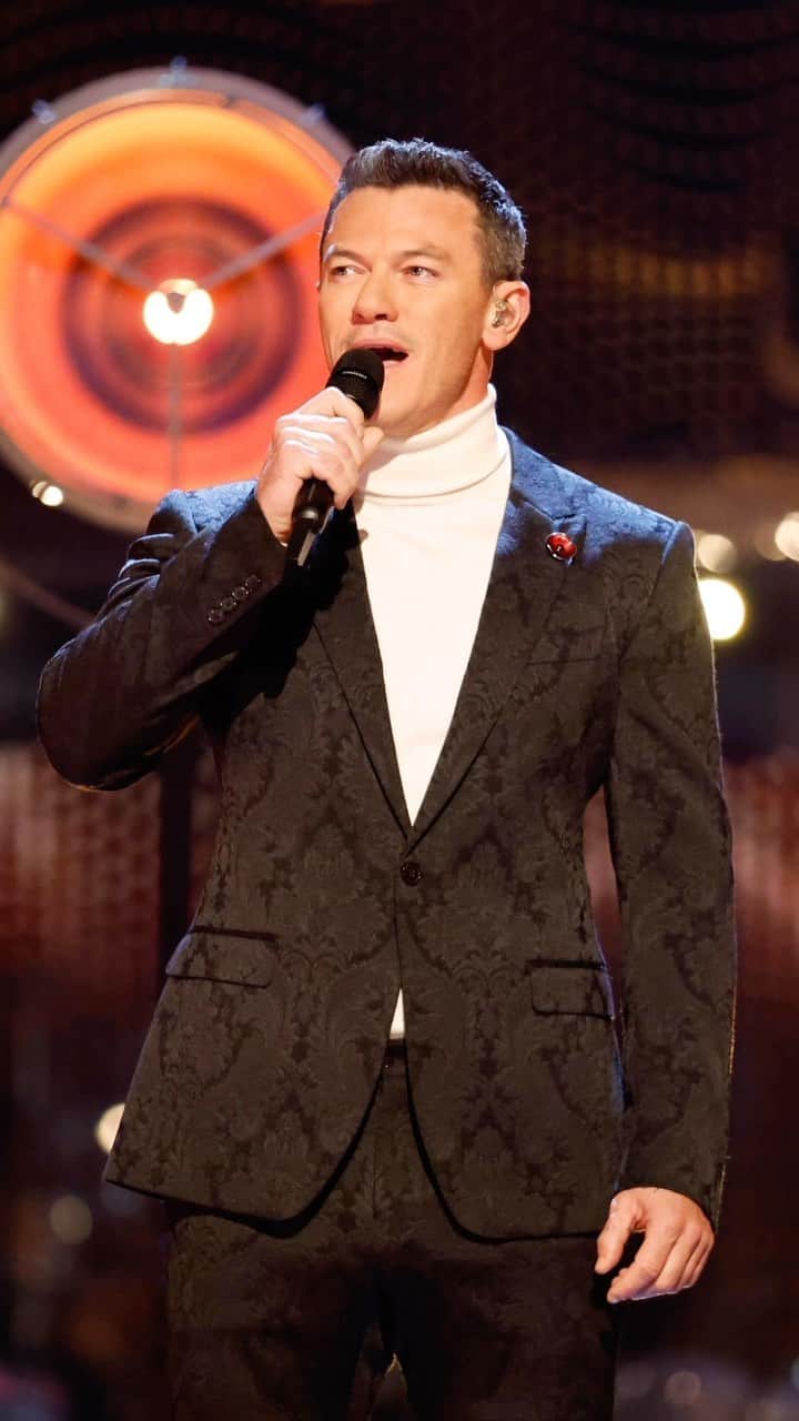 ルーク・エヴァンズのインスタグラム：「#TBT  to almost a year ago to the day on @bbcstrictly singing a song from my second album #asongforyou」