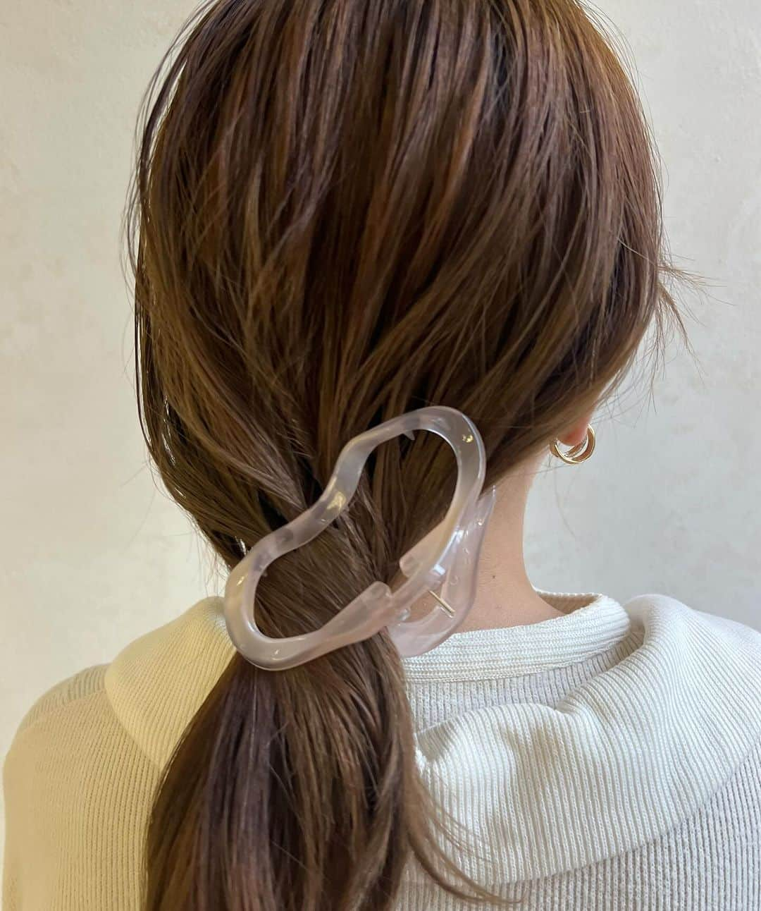 Lattice LesSignesさんのインスタグラム写真 - (Lattice LesSignesInstagram)「【revival】 大人気で即完売したヘアクリップが 再入荷！ ポニーテールに留めるだけでかわいい！ オンオフ問わず使えるヘアクリップです♡  オンラインストアは @lattice_lessignesの プロフィールのURLから🔖  𓂃𓂃𓂃𓂃𓂃𓂃𓂃𓂃𓂃𓂃𓂃𓂃  店舗により入荷、在庫状況が異なります。 お問い合わせは各店舗までお願い致します。  #ヘアアレンジ#ヘアアレンジ簡単#簡単ヘア#ヘアクリップアレンジ #簡単ポニーテール #簡単ヘアアレンジ #トレンドヘア#お洒落ヘア#可愛いアレンジ #大人ヘアアレンジ #こなれヘア#𝖫𝖺𝗍𝗍𝗂𝖼𝖾#𝖫𝖾𝗌𝖲𝗂𝗀𝗇𝖾𝗌#ラティス#olヘア #毛量多め #多毛ミディアム #ゴム隠し #モテヘアアレンジ #ポニーテール#ローポニー #ローポニテ #トレンド#ヘアクリップ#ポニーテールヘアアレンジ #ポニーテール女子 #ヘアクリップ#お姉さんヘア #ローポニーアレンジ #うねうねクリップ」11月3日 18時00分 - lattice_lessignes