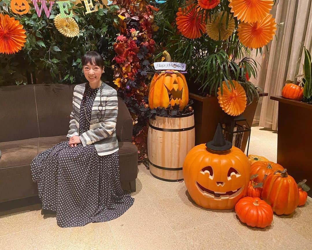 のインスタグラム：「今年のハロウィン🎃は平和でした。  以前、早朝生放送の帰りのこと...。 地下鉄のドアが開いたら血まみれの人が出てきて、心臓がキュッと縮まる思いをしました。 その人は苦しそうなわけでもなく、よく見ると血に見たてたペイント？驚いた私を見て、少し嬉しそうな感じでした。  あっ、昨晩、ハロウィンだったんだ🎃と気がつきましたが、なんだかイラっとしましたw  ハロウィンが悪ふざけではない、楽しめるイベントに落ち着いて欲しいと心から願いました✨✨  今年はよかった♡  #2023年 #ハロウィン #平和」