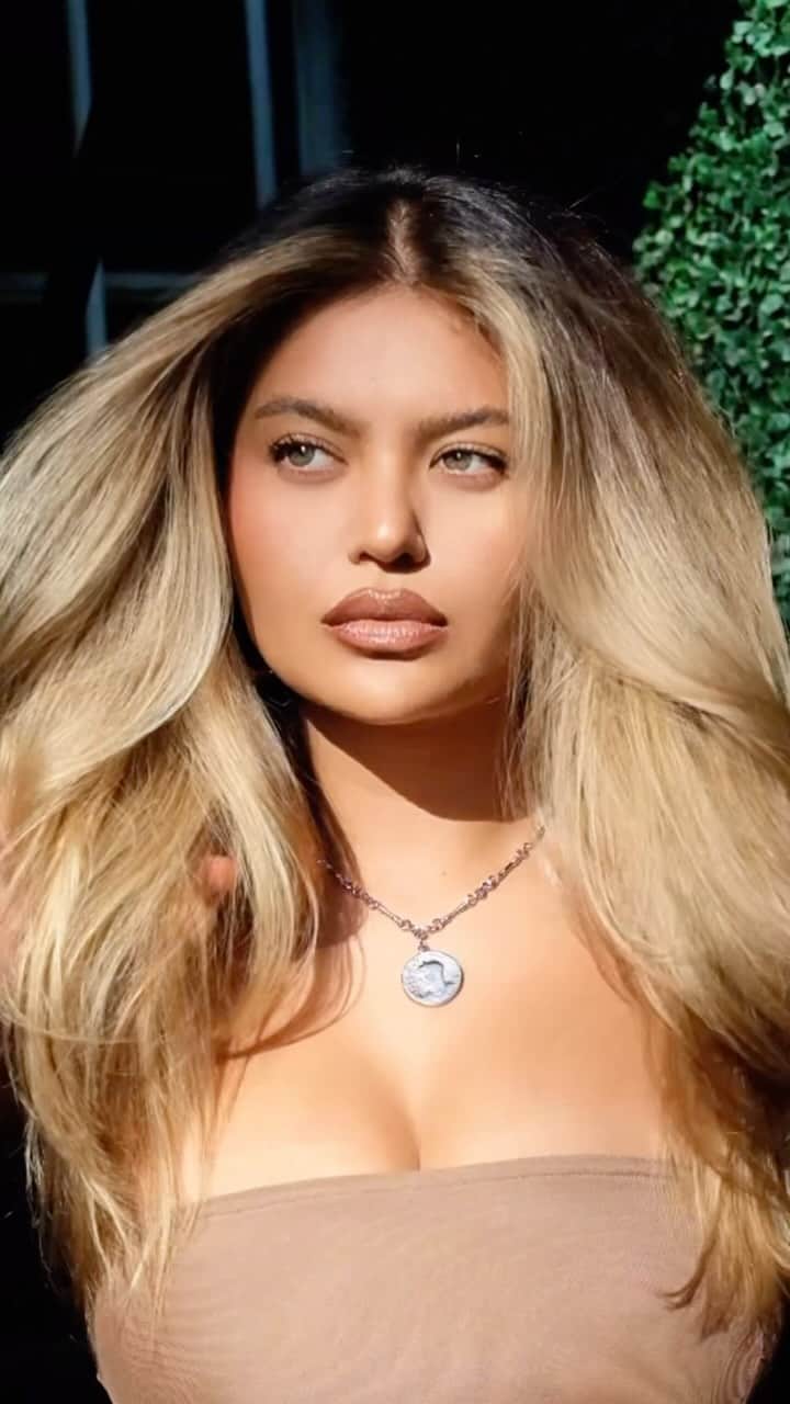 Sofia Jamoraのインスタグラム：「Golden Goddess or is it just @sofiajamora? 👑 Behind this brunette to blonde transformation lies 8 months of artistry, patience, and an undying passion for perfection ↓  Curious about how we Crafted this Color? 🥀 Comment below if you want a formula drop or a big daddy breakdown  Don’t forget to save this as hair inspo 💙   Styled with @unite_hair Texturiza   #modelhair  #rootedblonde  #browntoblonde  #fallhaircolor  #fallhairinspo  #layeredhaircut  #goldenblonde  #hairinspiration」