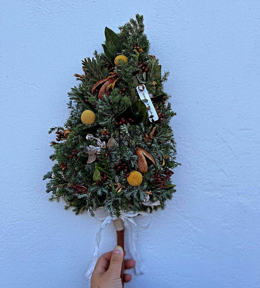 のインスタグラム：「🎄出来たテンションで連投ごめんなさい🙇‍♀️ . ツリースワッグ🎄結構おっきめなので壁に飾ると存在感あります♡ . 大きさ分かりにくいのでカイトに持って貰いました☺︎ . 色々作り物増えてます♡ . ヨシダ☺︎デシタ」