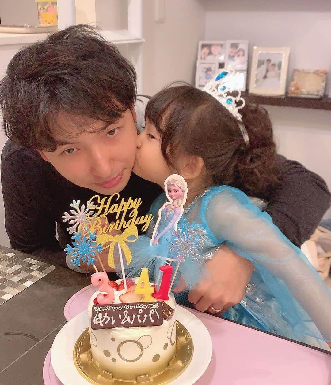 大知めぐみさんのインスタグラム写真 - (大知めぐみInstagram)「今年はめいのリクエストで、さきちゃんにシンデレラに変身させて頂いたので、ケーキもシンデレラ仕様になっております🏰💗 ⁡ #歴代のバースデー写真 #パパは何歳までチューを頂けるのか😂ww ⁡ ⁡ ⁡ ⁡ ⁡ ⁡ ⁡ ⁡ ⁡ ⁡ ⁡ ⁡ #誕生日会#5歳 #5歳女の子 #シンデレラ #シンデレラドレス #シンデレラガール #プリンセスドレス #プリンセスケーキ #バースデープレート #バースデー #バースデーケーキ #誕生日 #誕生日ケーキ #happybirthday #birthday #誕生日パーティー#誕生日飾り付け  #誕生日旅行 #子供 #子供のいる暮らし #こども  #こどものいる暮らし#4歳 #主婦#女の子のママ  #女の子ママ #육아스타그램」11月3日 10時27分 - megmeg0715