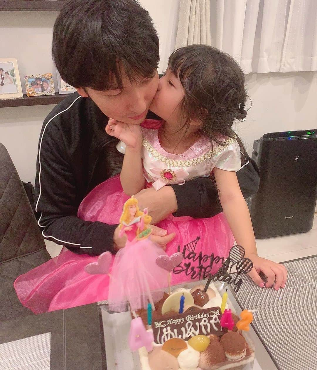 大知めぐみさんのインスタグラム写真 - (大知めぐみInstagram)「今年はめいのリクエストで、さきちゃんにシンデレラに変身させて頂いたので、ケーキもシンデレラ仕様になっております🏰💗 ⁡ #歴代のバースデー写真 #パパは何歳までチューを頂けるのか😂ww ⁡ ⁡ ⁡ ⁡ ⁡ ⁡ ⁡ ⁡ ⁡ ⁡ ⁡ ⁡ #誕生日会#5歳 #5歳女の子 #シンデレラ #シンデレラドレス #シンデレラガール #プリンセスドレス #プリンセスケーキ #バースデープレート #バースデー #バースデーケーキ #誕生日 #誕生日ケーキ #happybirthday #birthday #誕生日パーティー#誕生日飾り付け  #誕生日旅行 #子供 #子供のいる暮らし #こども  #こどものいる暮らし#4歳 #主婦#女の子のママ  #女の子ママ #육아스타그램」11月3日 10時27分 - megmeg0715