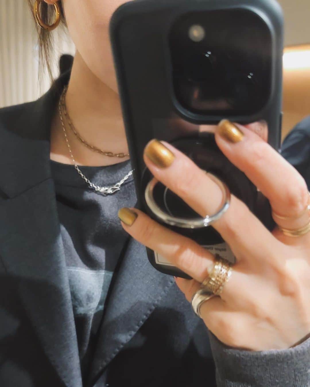 TOMOKAのインスタグラム：「@loro0711 昨日はリニューアルに先駆けたレセプションにご招待頂き、maoさんとお邪魔しました✳︎ ジュエリーはもちろん素敵で欲しいものがまた増えたし、 みひろさんが可愛くて面白くて最高でした🥲 すごく賑わっていたのでまたゆっくり行きたいです☺️ そしたらマイさんに会えて そのあとniko and...のパーティーでもみんなと合流🎄  いよいよ年末感が出てきてますねぇ。 体調崩しがちなのでしっかりご飯食べていっぱい寝ましょう🍲」