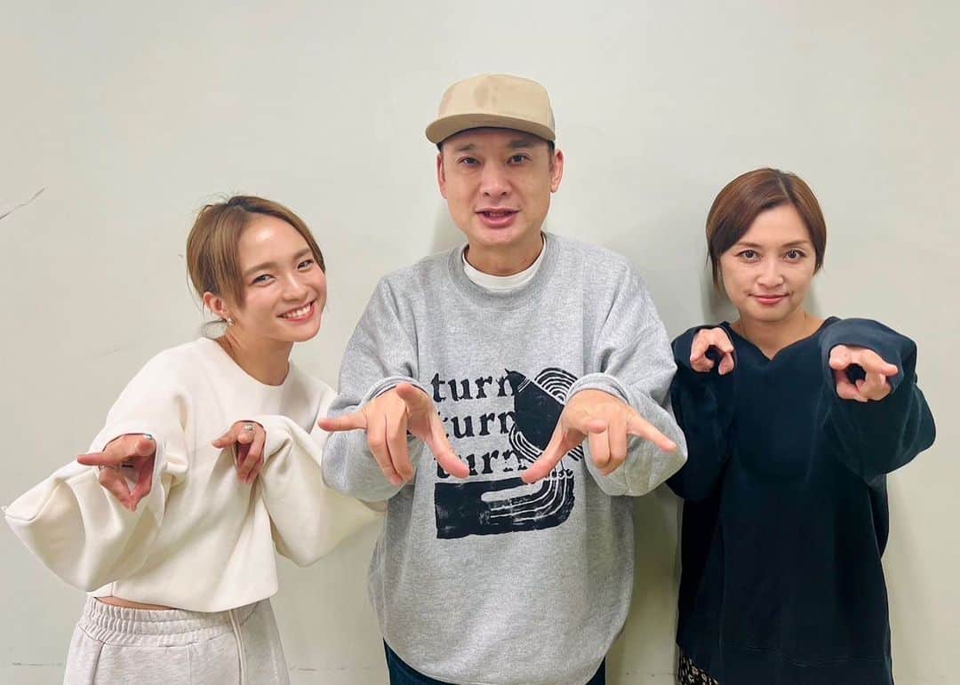浜崎貴司のインスタグラム：「昨日のFM熊本で一緒だった伴都美子さんと、  熊本出身のシンガーLeolaさん。  伴さんとの明日の共演お楽しみに！  Leolaさんとはいつか共演したいですね。  @van._doasinfinity  #leola @leola_official」