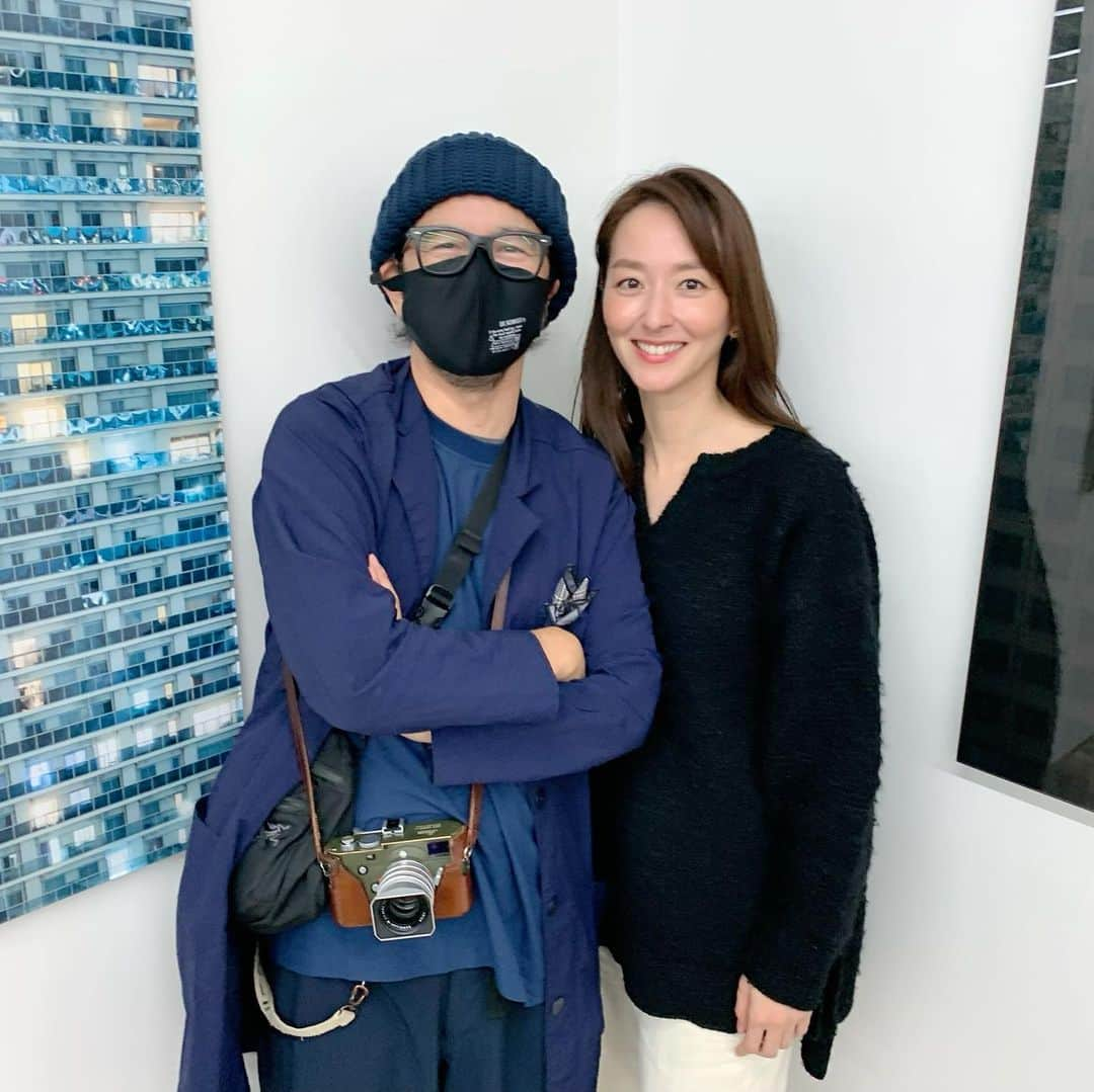 東麻美さんのインスタグラム写真 - (東麻美Instagram)「photographer高木康行さんの写真展へ  格子状に整った都市景観の迫力と美しさ！ ファッション、映画、デザイン、建築 すべての雰囲気を感じる  とにかくカッコいい！✨  ぜひこの迫力を体感しに行ってください！  主役の高木さんを囲んで、右に萩庭桂太さん、左に笠井爾示さん そして写真を撮ってくださったのは こちらのギャラリーを主宰されている長山一樹さん という豪華すぎる素晴らしいフォトグラファーのみなさんと！✨  （3、4枚目は私の📱カメラが汚すぎて曇ってます😇 5、6枚目は見兼ねた萩庭さんが綺麗にしてくれて撮ってくれました😂）  楽しかった！  〜〜〜〜〜〜〜〜〜〜〜〜〜〜 YASUYUKI TAKAKI『GRIDSCAPE』展 11月2日(木)-11月25日(土) 13:00-18:00 定休日:日・月・火 写場 @shaba_gallery  東京都新宿区築地町8 ワタナベビル1階 https://shaba.gallery  #高木康行 さん #yasuyukitakaki #gridscape2023 #写場 #shabagallery」11月3日 10時28分 - asamihigashi