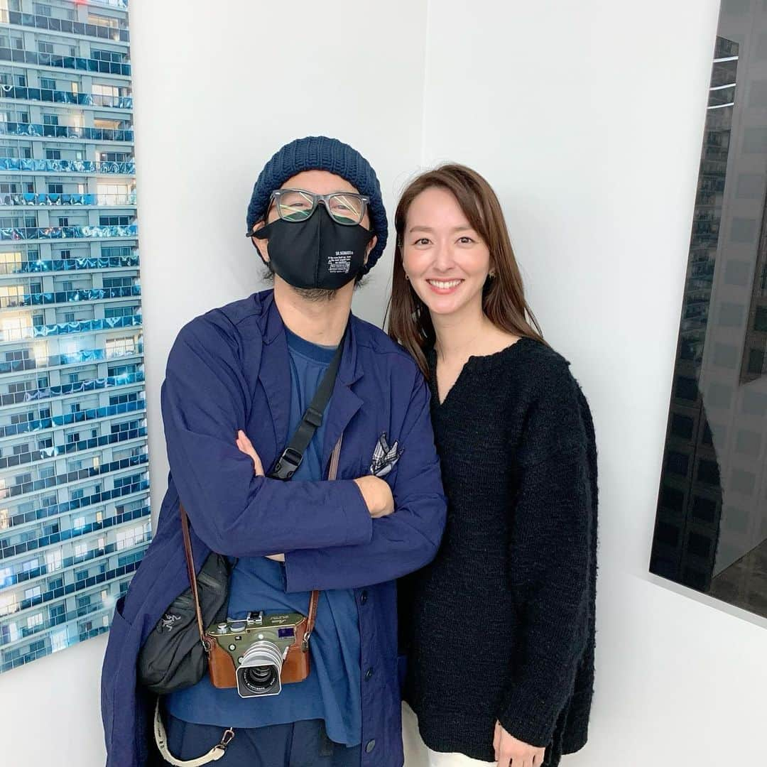 東麻美さんのインスタグラム写真 - (東麻美Instagram)「photographer高木康行さんの写真展へ  格子状に整った都市景観の迫力と美しさ！ ファッション、映画、デザイン、建築 すべての雰囲気を感じる  とにかくカッコいい！✨  ぜひこの迫力を体感しに行ってください！  主役の高木さんを囲んで、右に萩庭桂太さん、左に笠井爾示さん そして写真を撮ってくださったのは こちらのギャラリーを主宰されている長山一樹さん という豪華すぎる素晴らしいフォトグラファーのみなさんと！✨  （3、4枚目は私の📱カメラが汚すぎて曇ってます😇 5、6枚目は見兼ねた萩庭さんが綺麗にしてくれて撮ってくれました😂）  楽しかった！  〜〜〜〜〜〜〜〜〜〜〜〜〜〜 YASUYUKI TAKAKI『GRIDSCAPE』展 11月2日(木)-11月25日(土) 13:00-18:00 定休日:日・月・火 写場 @shaba_gallery  東京都新宿区築地町8 ワタナベビル1階 https://shaba.gallery  #高木康行 さん #yasuyukitakaki #gridscape2023 #写場 #shabagallery」11月3日 10時28分 - asamihigashi