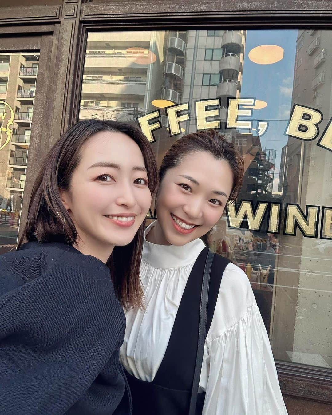 上野なつひさんのインスタグラム写真 - (上野なつひInstagram)「久々に親友ちゃんとランチ🥰  お互い忙しくてこうやって時間作ってゆっくり話すタイミングなかったから盛りだくさん✨ いつもパワーもらえる相棒！この日は久々に1日デートでした！  ランチにずっと行きたかった、monocle magazine「BEST BURGER」にも選出された中目黒にあるバーガー屋さん【goldenbrown】に行ってきた🍔 ビーフ100%で肉感最高！！むちゃ大きくて満足度も高い！！ 脂っこくないしスモークチーズなのがこれまた最高❤️またすぐ行きたい🥺 #ランチ #lunch #goldenbrown中目黒  #pr #中目黒グルメ #ハンバーガー #中目黒ランチ」11月3日 10時39分 - natsuhi