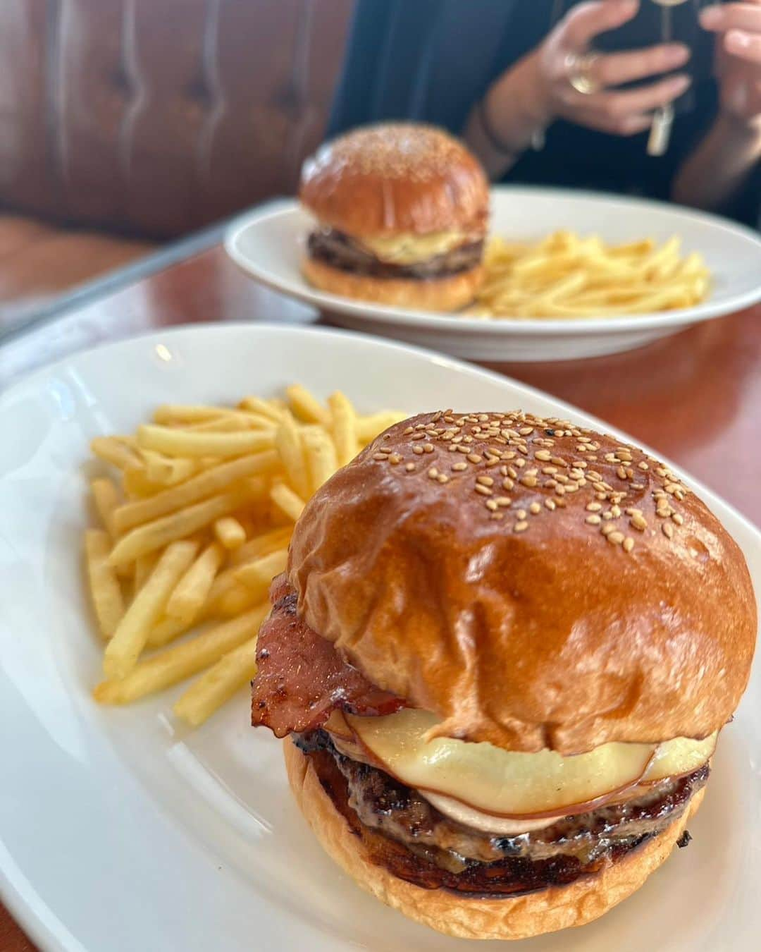 上野なつひさんのインスタグラム写真 - (上野なつひInstagram)「久々に親友ちゃんとランチ🥰  お互い忙しくてこうやって時間作ってゆっくり話すタイミングなかったから盛りだくさん✨ いつもパワーもらえる相棒！この日は久々に1日デートでした！  ランチにずっと行きたかった、monocle magazine「BEST BURGER」にも選出された中目黒にあるバーガー屋さん【goldenbrown】に行ってきた🍔 ビーフ100%で肉感最高！！むちゃ大きくて満足度も高い！！ 脂っこくないしスモークチーズなのがこれまた最高❤️またすぐ行きたい🥺 #ランチ #lunch #goldenbrown中目黒  #pr #中目黒グルメ #ハンバーガー #中目黒ランチ」11月3日 10時39分 - natsuhi