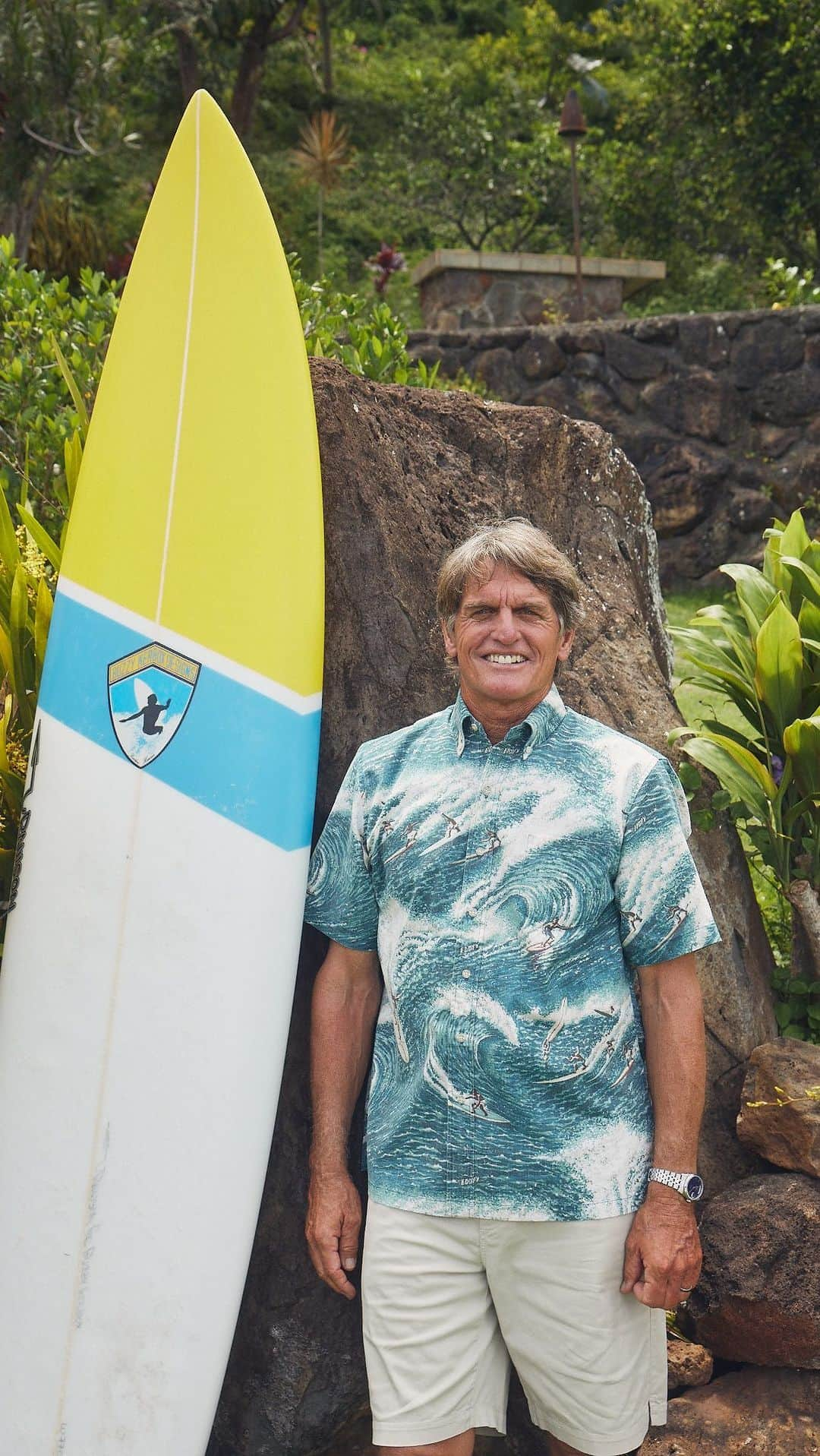 レインスプーナーのインスタグラム：「Big Wave by Eddy Y. This hand painted print showcases the iconic surf breaks of the seven-mile miracle. Artist Eddy Y. captures the power and beauty of the monster waves off Waimea Bay to the famous barrels of Pipeline off the North Shore of O’ahu.」