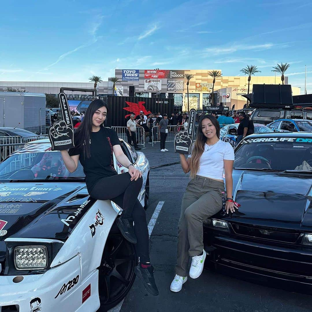 塚本奈々美さんのインスタグラム写真 - (塚本奈々美Instagram)「🇺🇸Here I am at SEMA show HOONIGAN Burnyard💨  Audiences went crazy with smoke and fire🔥  Thanks to HOONIGAN for making this happen and giving me the opportunity.  I had so much fun!!!!!  🇯🇵アメリカ、セマショー3日目！ フーニガンのイベントでデモランさせていただき、本当に多くを学びました✨  たくさんの声援ありがとうございました♪ ・ ・ ・ ・ ・ ・ #semashow #driftqueen  #hoonigans」11月3日 10時38分 - tsukamotonanami