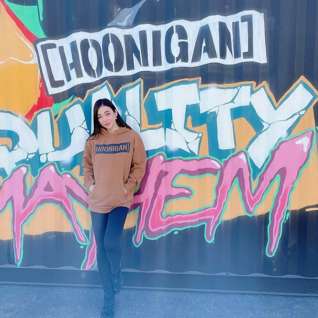 塚本奈々美のインスタグラム：「🇺🇸Here I am at SEMA show HOONIGAN Burnyard💨  Audiences went crazy with smoke and fire🔥  Thanks to HOONIGAN for making this happen and giving me the opportunity.  I had so much fun!!!!!  🇯🇵アメリカ、セマショー3日目！ フーニガンのイベントでデモランさせていただき、本当に多くを学びました✨  たくさんの声援ありがとうございました♪ ・ ・ ・ ・ ・ ・ #semashow #driftqueen  #hoonigans」