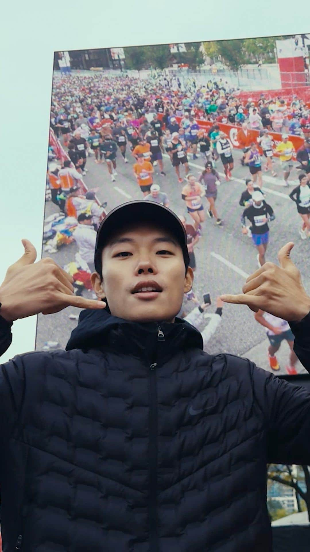 The Run Dept.のインスタグラム：「Junyeol, a Korean actor, had a goal to run a marathon.  Through his training he had to believe in himself, stay positive and find a community that he could lean on for support. Running a marathon is not an easy task, but once @ryusdb made it to the start line, he knew he could conquer his goal of crossing the finish line ✨  Congratulations, @ryusdb you did it and can now add “marathon runner” to your resumé 💪  초보 러너로서 첫 마라톤에 도전한 @ryusdb 🎉 과감한 도전을 선택하고 준비한 여정. 함께 달리며 힘이 되어준 러너들이 있었기에 첫 완주는 더 의미있습니다🏅✨ 여러분도 나만의 방식대로 러닝을 즐겨보세요💨」