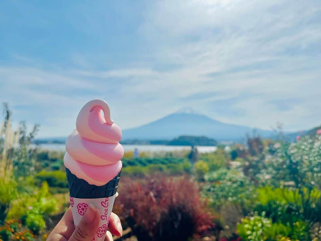 秋吉織栄（宮内かれん）さんのインスタグラム写真 - (秋吉織栄（宮内かれん）Instagram)「🎃🍦🗻☀️  ハロウィンぽいのあった🤭 皆さま良い三連休を〜♡  #三連休 #goodday  #vacation #mtfuji #富士山　 #halloween #ハロウィン  #もうハロウィン終わったけど」11月3日 10時34分 - orie.oliiiiie.olivia