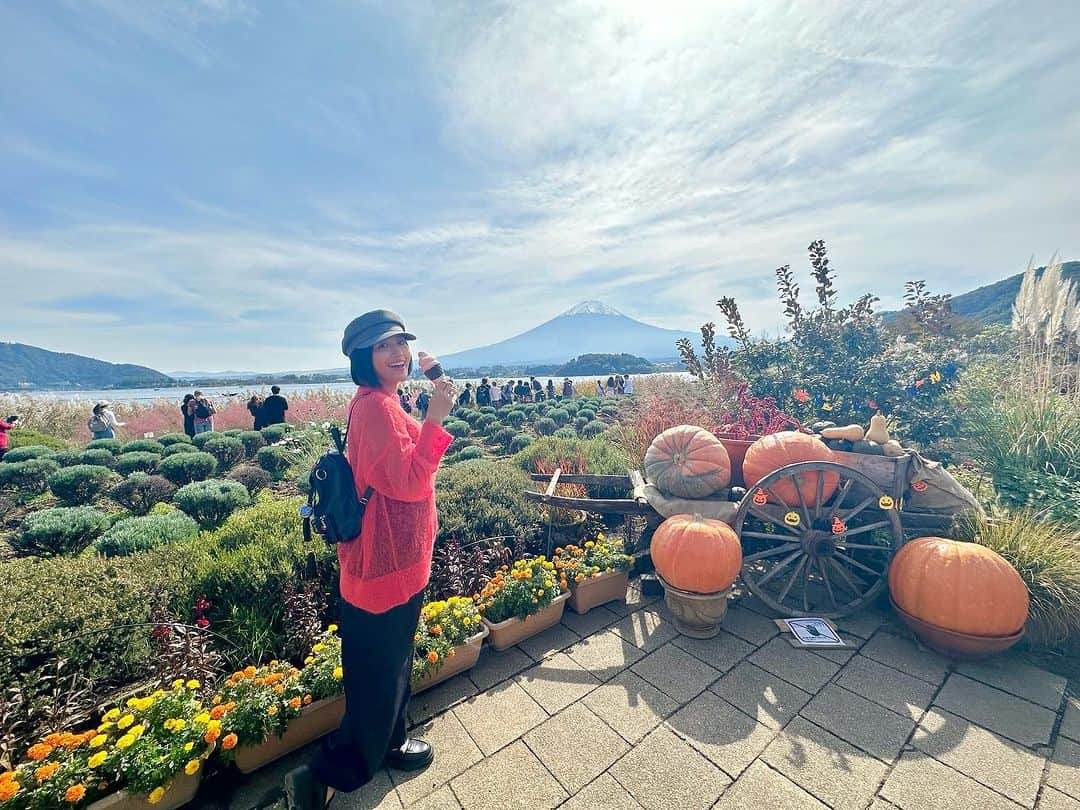 秋吉織栄（宮内かれん）のインスタグラム：「🎃🍦🗻☀️  ハロウィンぽいのあった🤭 皆さま良い三連休を〜♡  #三連休 #goodday  #vacation #mtfuji #富士山　 #halloween #ハロウィン  #もうハロウィン終わったけど」