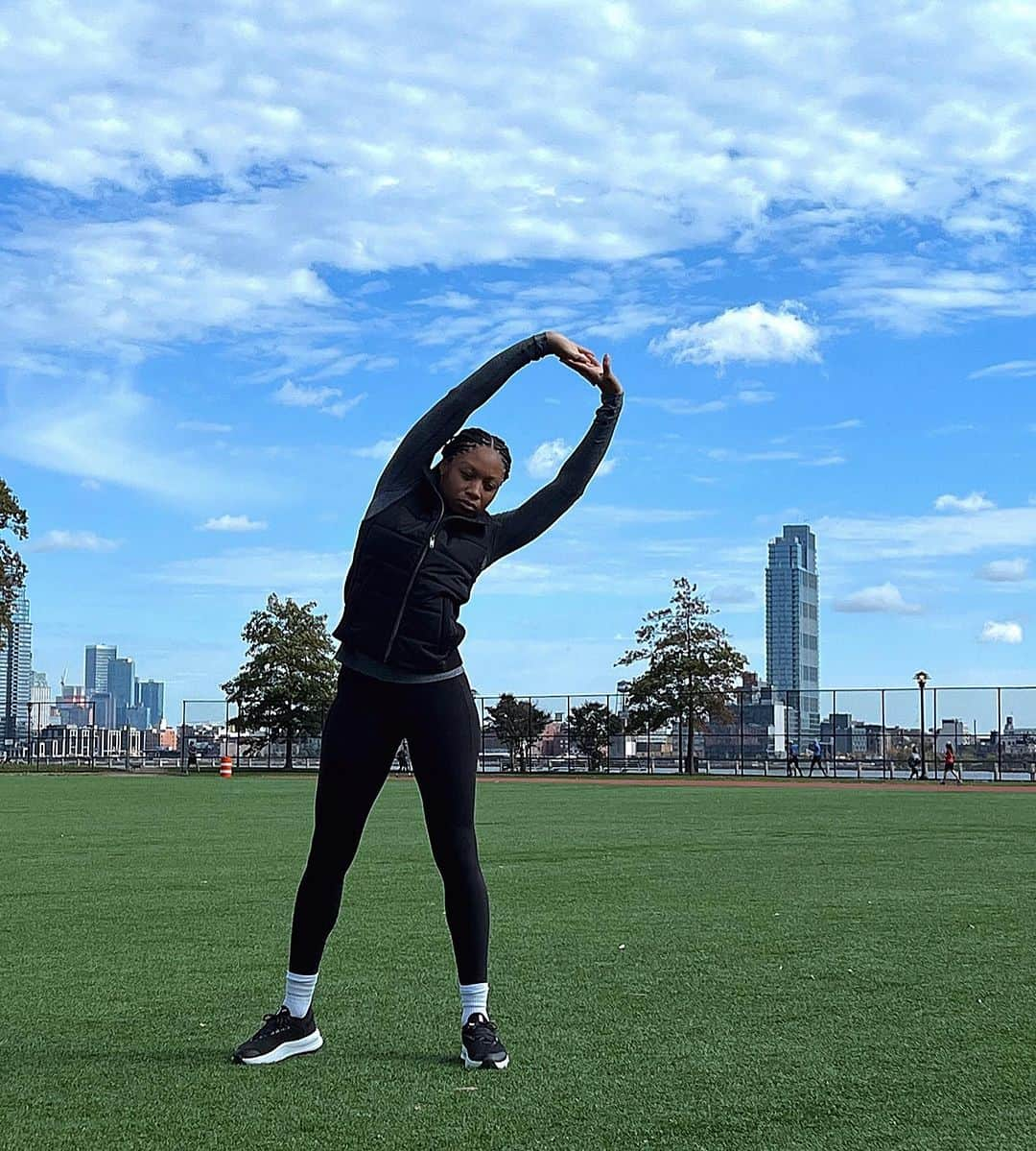 アリソン・フェリックスさんのインスタグラム写真 - (アリソン・フェリックスInstagram)「How I (realistically) spend my day ☺️  I make my morning tea and AG1, spill my oatmeal, have Cammy insist on making her breakfast, say our affirmations, sit in traffic, move my body, have a meeting followed by another one, back to sitting in traffic, take calls, and made it home in time for family time and bedtime stories.  To all the working moms, I see you 👀🫶🏾」11月3日 10時34分 - allysonfelix