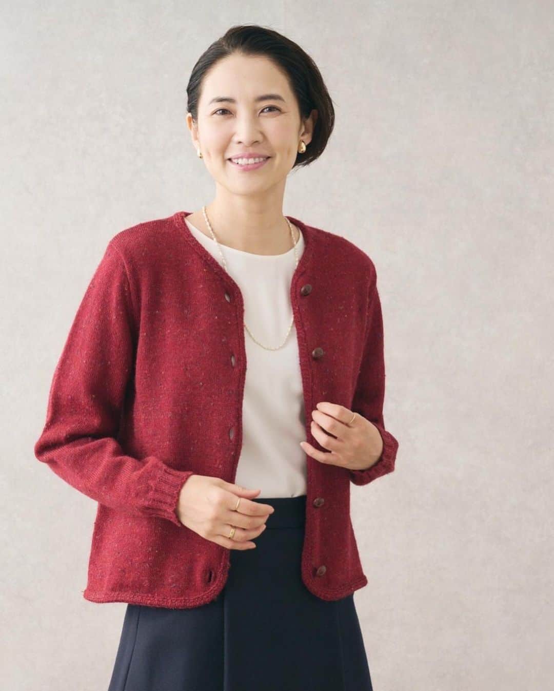 浜島直子さんのインスタグラム写真 - (浜島直子Instagram)「最近クローゼットを整理しました✨ ハンガーの数を以前より減らして、これ以上は増やさないぞと心に決めて💪  クローゼットの中でも一番存在感があるのは、やっぱりコート🧥 Tシャツと違って場所をとるから、自分の本当のお気に入りだけを並べたい！  最近の絶対条件は、「軽くて」「着回しができて」そして何より「品があるもの」がいいなぁ✨ カジュアルなコーディネートもグッと素敵な雰囲気に底上げしてくれる、そんなコートがいいなぁ、と思うのです✨  やっぱり、冬のお洒落の主役はコートだもんねぇ🧥  11月1日(水)から掲載のKEITH公式オンラインストア特集ページでは、冬を楽しむアウターコレクションが揃っています🧥 ぜひお気に入りの「素敵底上げコート」を、見つけてみてくださいね🧥 ・ KEITH公式オンラインストア　@look_e.shop KEITH公式Instagram　@keith.jp  KEITH公式ブランドサイト　keithweb.jp ・ #KEITH #コート #どれもこれも素敵でした🥺🧥 #カジュアルにも綺麗目にも✨」11月3日 10時34分 - hamaji_0912