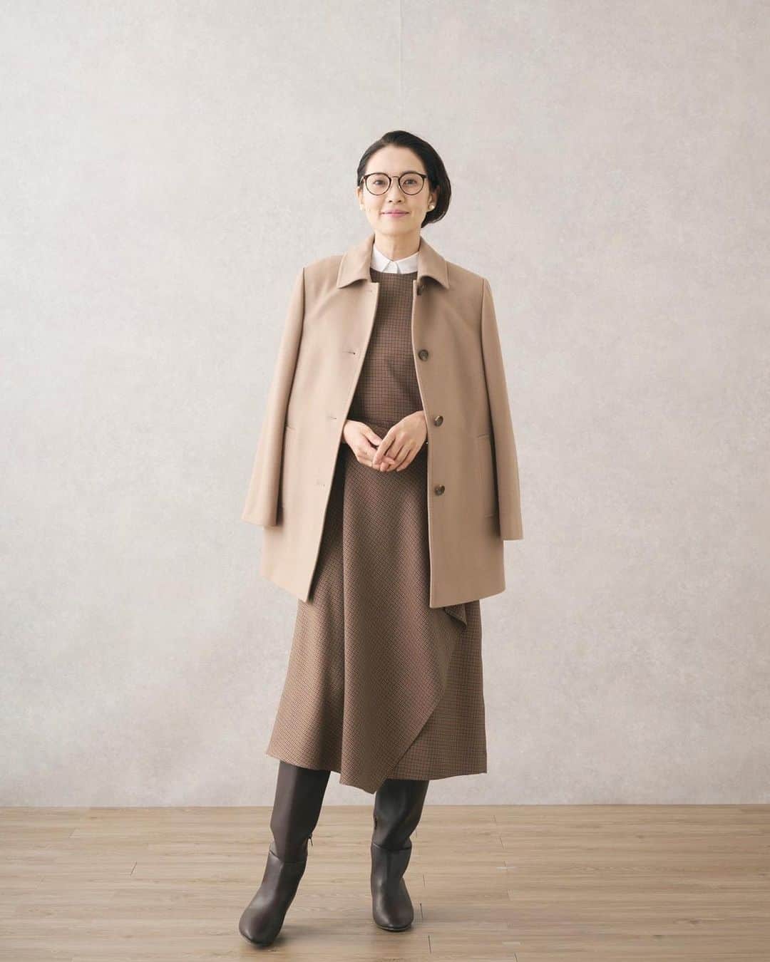 浜島直子さんのインスタグラム写真 - (浜島直子Instagram)「最近クローゼットを整理しました✨ ハンガーの数を以前より減らして、これ以上は増やさないぞと心に決めて💪  クローゼットの中でも一番存在感があるのは、やっぱりコート🧥 Tシャツと違って場所をとるから、自分の本当のお気に入りだけを並べたい！  最近の絶対条件は、「軽くて」「着回しができて」そして何より「品があるもの」がいいなぁ✨ カジュアルなコーディネートもグッと素敵な雰囲気に底上げしてくれる、そんなコートがいいなぁ、と思うのです✨  やっぱり、冬のお洒落の主役はコートだもんねぇ🧥  11月1日(水)から掲載のKEITH公式オンラインストア特集ページでは、冬を楽しむアウターコレクションが揃っています🧥 ぜひお気に入りの「素敵底上げコート」を、見つけてみてくださいね🧥 ・ KEITH公式オンラインストア　@look_e.shop KEITH公式Instagram　@keith.jp  KEITH公式ブランドサイト　keithweb.jp ・ #KEITH #コート #どれもこれも素敵でした🥺🧥 #カジュアルにも綺麗目にも✨」11月3日 10時34分 - hamaji_0912