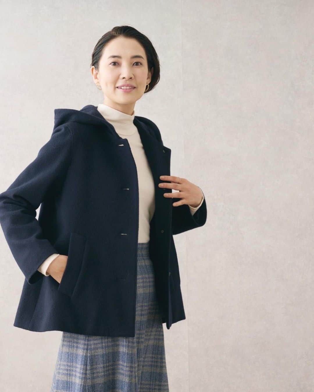浜島直子さんのインスタグラム写真 - (浜島直子Instagram)「最近クローゼットを整理しました✨ ハンガーの数を以前より減らして、これ以上は増やさないぞと心に決めて💪  クローゼットの中でも一番存在感があるのは、やっぱりコート🧥 Tシャツと違って場所をとるから、自分の本当のお気に入りだけを並べたい！  最近の絶対条件は、「軽くて」「着回しができて」そして何より「品があるもの」がいいなぁ✨ カジュアルなコーディネートもグッと素敵な雰囲気に底上げしてくれる、そんなコートがいいなぁ、と思うのです✨  やっぱり、冬のお洒落の主役はコートだもんねぇ🧥  11月1日(水)から掲載のKEITH公式オンラインストア特集ページでは、冬を楽しむアウターコレクションが揃っています🧥 ぜひお気に入りの「素敵底上げコート」を、見つけてみてくださいね🧥 ・ KEITH公式オンラインストア　@look_e.shop KEITH公式Instagram　@keith.jp  KEITH公式ブランドサイト　keithweb.jp ・ #KEITH #コート #どれもこれも素敵でした🥺🧥 #カジュアルにも綺麗目にも✨」11月3日 10時34分 - hamaji_0912