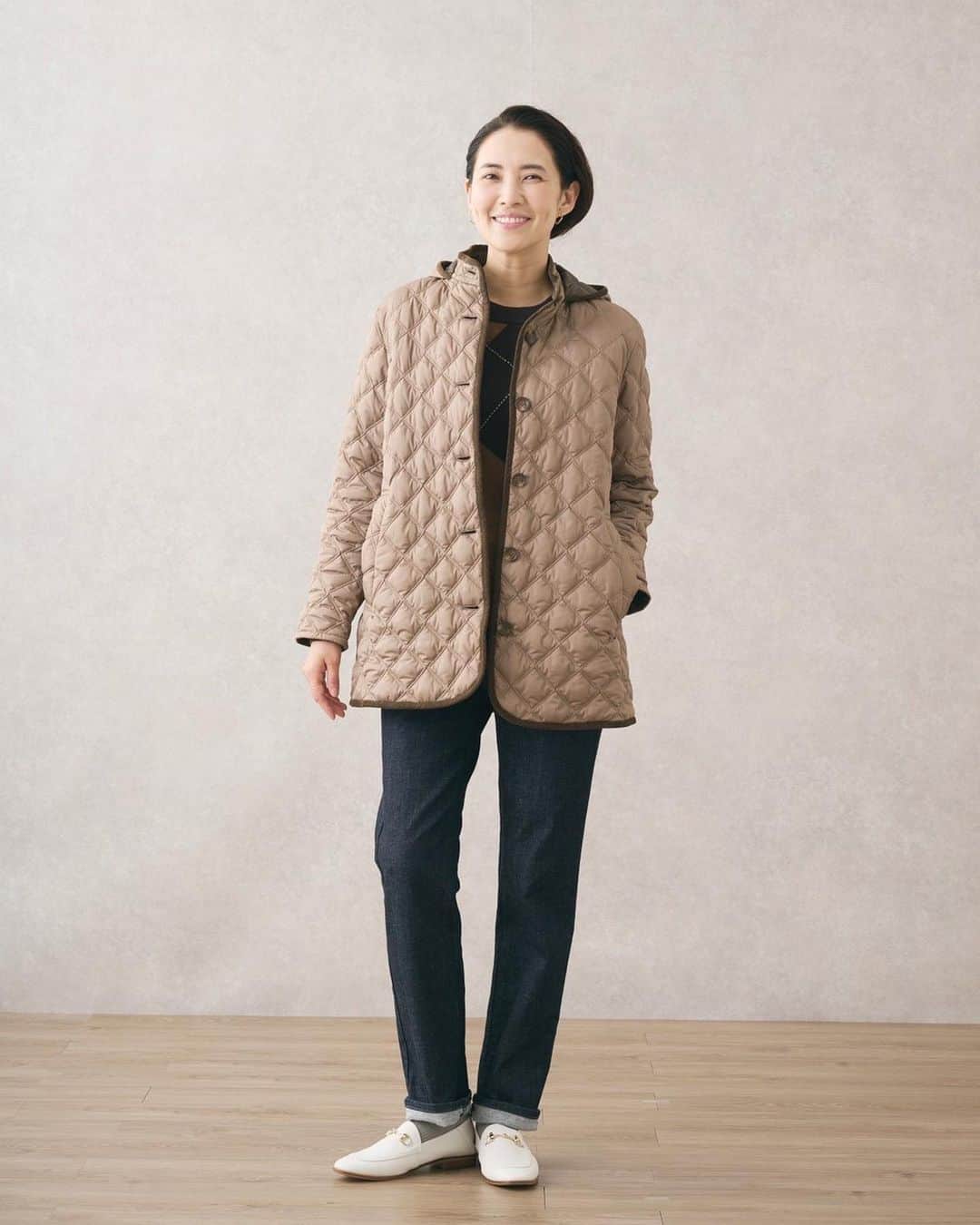 浜島直子さんのインスタグラム写真 - (浜島直子Instagram)「最近クローゼットを整理しました✨ ハンガーの数を以前より減らして、これ以上は増やさないぞと心に決めて💪  クローゼットの中でも一番存在感があるのは、やっぱりコート🧥 Tシャツと違って場所をとるから、自分の本当のお気に入りだけを並べたい！  最近の絶対条件は、「軽くて」「着回しができて」そして何より「品があるもの」がいいなぁ✨ カジュアルなコーディネートもグッと素敵な雰囲気に底上げしてくれる、そんなコートがいいなぁ、と思うのです✨  やっぱり、冬のお洒落の主役はコートだもんねぇ🧥  11月1日(水)から掲載のKEITH公式オンラインストア特集ページでは、冬を楽しむアウターコレクションが揃っています🧥 ぜひお気に入りの「素敵底上げコート」を、見つけてみてくださいね🧥 ・ KEITH公式オンラインストア　@look_e.shop KEITH公式Instagram　@keith.jp  KEITH公式ブランドサイト　keithweb.jp ・ #KEITH #コート #どれもこれも素敵でした🥺🧥 #カジュアルにも綺麗目にも✨」11月3日 10時34分 - hamaji_0912