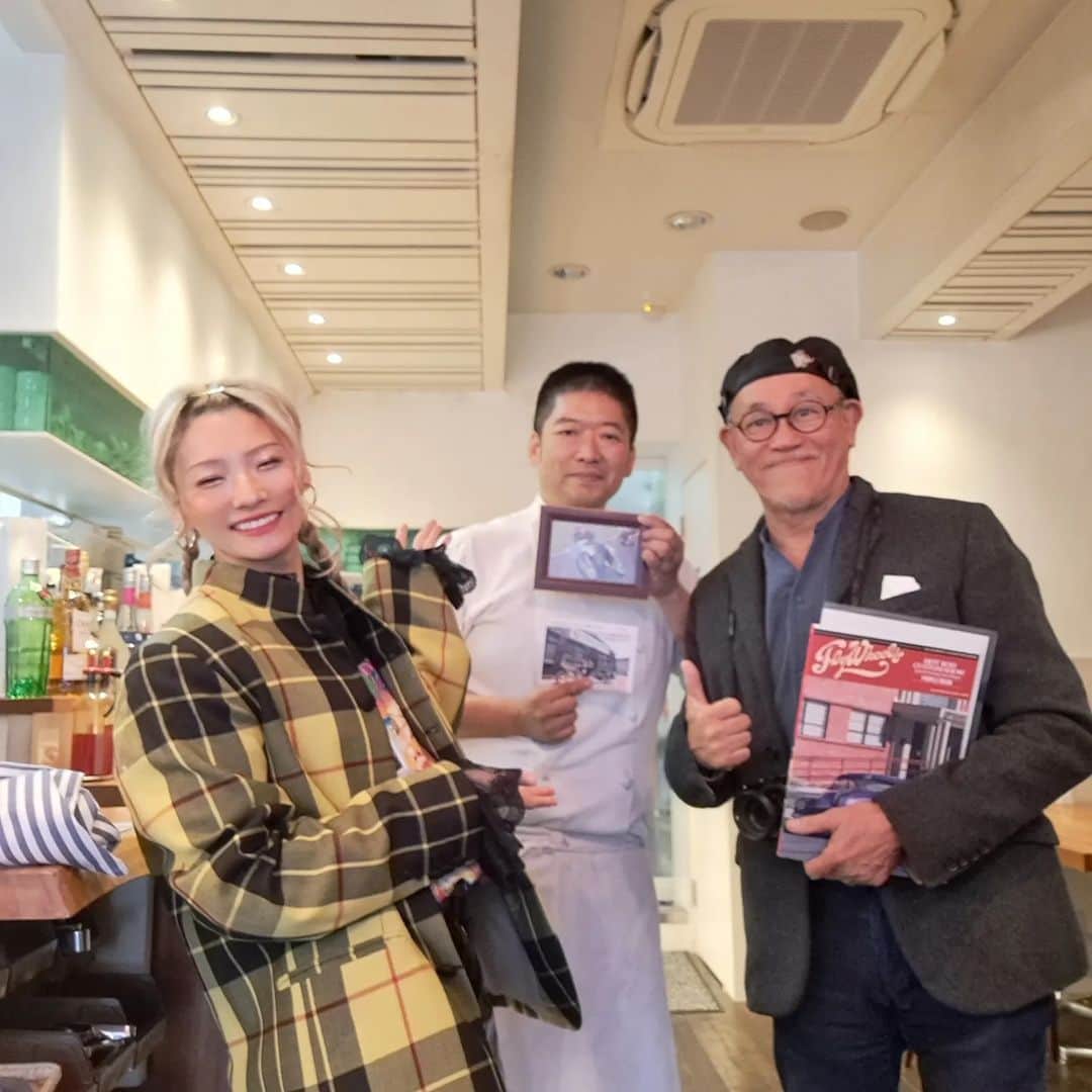 のインスタグラム：「築地にある『トラットリア築地トミーナ』にいってまいりました。  🍴〒104-0045 東京都中央区築地２丁目１４−３ ＮＩＴ築地ビル 1 階🍴  ☎️03-3546-9139  シェフのトミーさんはLOCでライダーとして活躍。そして、ここのシェフでもあるのです✨  走る料理人  今日はライダーではなく、料理人の一面を魅せてくれました✨  円谷プロに出てきそうな大迫力の渡り蟹を、使ったパスタ  私が過去に頼んできた渡り蟹のパスタって、 『生前なんも食ってなかったんか？この子は』って心配するくらい身がスカスカで、 手汚すだけ汚してなんの収穫もない蟹出汁麺って感じで 値ははるのに食い応えなくて頼んだら後悔するものだったのですが  トミーさんの渡り蟹のパスタは、身がドッカンドッカン詰まってて、しかも『ここ、身つまってまっせ！』ってところには、取り出しやすいように刃がいれてあってありがたい✨ 食べ応え抜群！！ 金銀財宝ザックザク。やりがいのある宝さがし。  ピザは生地も楽しめるカリ、モチタイプ トマトを活かしたジューシーなソースに、ムチムチキュッキュッなモッツァレラチーズがうまいにきまってました。  デザートの洋梨のソルベは、見た目の上品さをいい意味で覆すくらいバチコーーーン洋梨の味がしっかりしてて、浸れる美味しさでした。  ごちそうさまでした💖  豊かなランチタイムって、超幸せー！  うわ！まだ１日がこんなに沢山残ってるってなる瞬間とかめちゃめちゃ嬉しいし、ワクワクするー💖  #HPのアクセスが写真付きでめちゃめちゃわかりやすくて好き #築地 #イタリアン #トミーナ #ランチ」