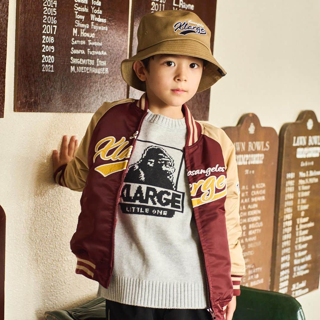X-girl Stages Officialさんのインスタグラム写真 - (X-girl Stages OfficialInstagram)「XLAEGE KIDS（エクストララージ キッズ） 冬の最新コレクション続々入荷！  🦍オンライン＆セレクトショップ限定アイテム🦍  ラグランスリーブのバーシティジャケットは胸に 大胆にデザインされたペナントロゴのアップリケ 刺繍がポイント。中綿仕様で防寒としての実用性も 兼ね備えたおススメジャケット。  ☑︎ジャケット9433301 ¥14,190 ☑︎ニット 9433201 ¥8,030 ☑︎パンツ9433112 ¥8,030 ☑︎ハット9433404 ¥5,830  ⭐️ノベルティフェア開催⭐️   XLAEGE KIDS直営店＆XLAEGE KIDS 公式オンラインSHOP「NARUMIYA ONLINE」本店にて、11/3(金・祝）～11/12（日）までの期間中、 ￥14,300(税込)以上お買い上げで「オリジナルクッション」プレゼント♪  ※SALE品は除外となります。 ※アウトレットショップなぢ、一部ノベルティのお取り扱いのない店舗がございます。  webサイトの気になるTopixから、お気に入りのお洋服をみつけてノベルティのクッションをGETしよう！ Instagram、プロフィール URLからcheck⭐️⭐️⭐️  •••••••••••••••••••••••  💻📱公式オンラインSHOP NARUMIYA ONLINE 秋の新作アイテム続々入荷✨  Instagramプロフィール↑↑↑URL🛍  または「ナルミヤオンライン」で検索して下さい🔍 @narumiyaonline_official   🛍2024年福袋 ご予約受付中です🛍   ••••••••••••••••••••••••  #XLAEGEKIDS #XLAEGE #エクストララージ #エクストララージキッズ #ナルミヤインターナショナル#ナルミヤオンライン#fallcollection#kidsfashion#baby#kids#キッズ#baby#ベビー#kidsfashion#キッズファッション#kidswear#instatoddler#instakids#instababykids_japan #street#ノベルティ#ノベルティフェア」11月3日 10時37分 - xgirlstages