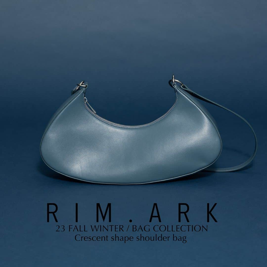 RIM.ARK（リムアーク）さんのインスタグラム写真 - (RIM.ARK（リムアーク）Instagram)「23 FALL WINTER / BAG COLLECTION ___  Crescent shape shoulder bag ¥26,400 (taxin)  大きめの付属と丸みのあるフォルムをポイントにした、三日月型のショルダーバック。お財布や携帯電話など普段の持ち物はしっかりと収納することができ、内ポケットがあるので仕分けも可能。コーディネートのポイントにアクセサリー感覚で使用して頂きたいアイテムです。  ___  RIM.ARK online sheltter web store ZOZOTOWN ____  銀座三越店　03-3538-3568 新宿ルミネ2店　03-6911-2585 名古屋高島屋店　052-566-3633 阪急うめだ店　06-6313-0587 福岡VIORO店　092-707-0673 ____  #RIMARK#リムアーク」11月3日 10時48分 - rim.ark