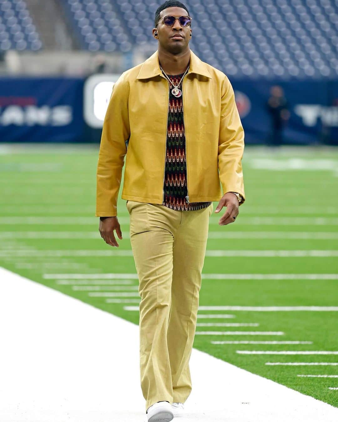 ジェームイス・ウィンストンのインスタグラム：「JUST GETTING STARTED: @jaboowins  A little vintage… a little modern. 👨🏾‍🍳.  #EWhiteStyle #NeverTooMuch #NFL #Style #Fashion #explore #Vintage #Stylist #FashionStylist」