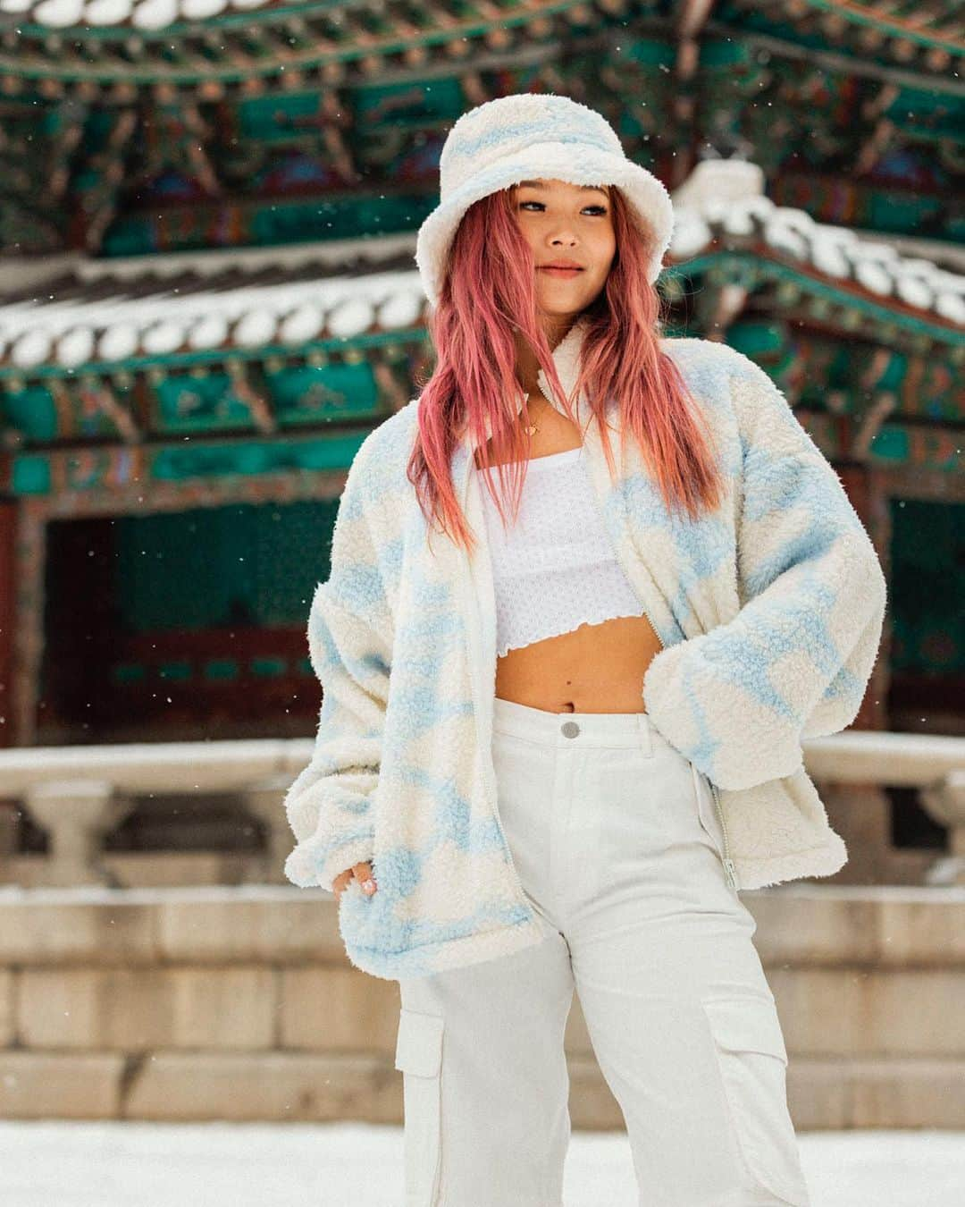 ROXY JAPANさんのインスタグラム写真 - (ROXY JAPANInstagram)「【ROXY X CHLOE KIM】 CHLOE KIM IN THE CLOUDS SHERPA @chloekim   商品番号: JP_ARJPF03018_BZK6  ２大会連続でスノーボードハーフパイプの金メダルを獲得したクロエ・キム。彼女とのコラボレーションでデザインされた、90年代の雰囲気にインスパイアされたアパレルコレクションです。フロントジップのボアジャケット。トレンドのスタンドカラーで、リラックスフィット。ボアを雲に見立てた柄がとってもキュートなアイテム。冬の寒い日でもぱっと気持ちが明るくなるような一枚です。」11月3日 10時43分 - roxyjapan