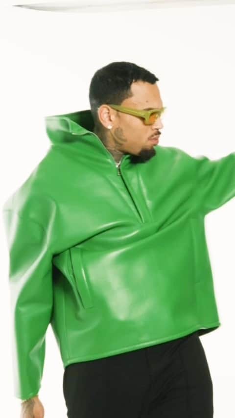 クリス・ブラウンのインスタグラム：「YOU know i welcome all da 💨 smoke… MOMMA pray for me so I wont fold.. WALKING 10 TOES🎵 11/11」
