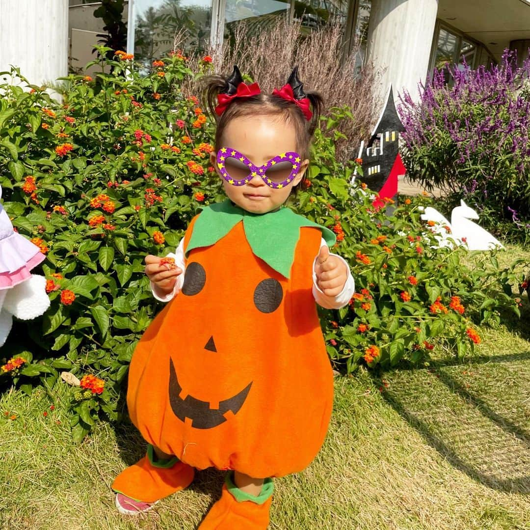 河西智美のインスタグラム：「Halloween写真ラスト✨  かぼちゃのオバケで植物園に🎃🖤 姪っ子ちゃんも一緒に遊びにいきました！！  姪っ子ちゃんが一所懸命にベビ〜みを面倒見てくれる様子が 本当に可愛くていつもほっこりします🥹🩷 いつまでも2人仲良くいてね🩷  カボチャさんの後ろ姿がなんともいえないフォルムで ドナルドのおしりを見た時みたいなときめきでした💘  #ハロウィン仮装#赤ちゃんハロウィン#かぼちゃのおばけ #夢の島熱帯植物館」