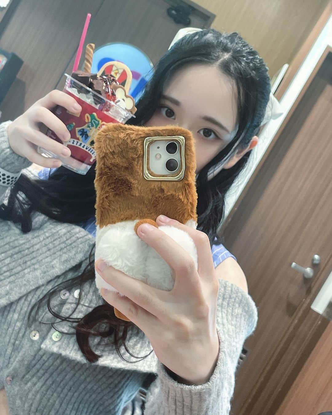 深井ねがいのインスタグラム：「お友達と念願のハリーポッターコラボの31行ってきた！ 期間限定のホグワーツのアイスが紅茶味で 最高に美味しかったです🧣」