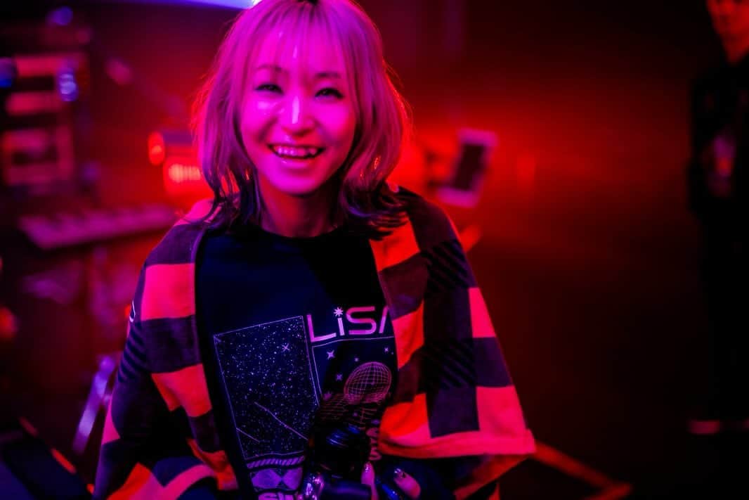 のインスタグラム：「LiVE is Smile Always〜LANDER〜 本日10公演目、広島に着陸です🪐🚀🌏 LANDERをねりねりした　#LANDERツアー　あと10回！私も噛み締めながら、しっかり味わって歌います🎙️ よろしくお願いしますっ☻♡ 私もみんなもパワーアップしすぎてなんだか錯覚しそうだけど、これ復帰戦だったよな？🤔  📸　@vizkage」