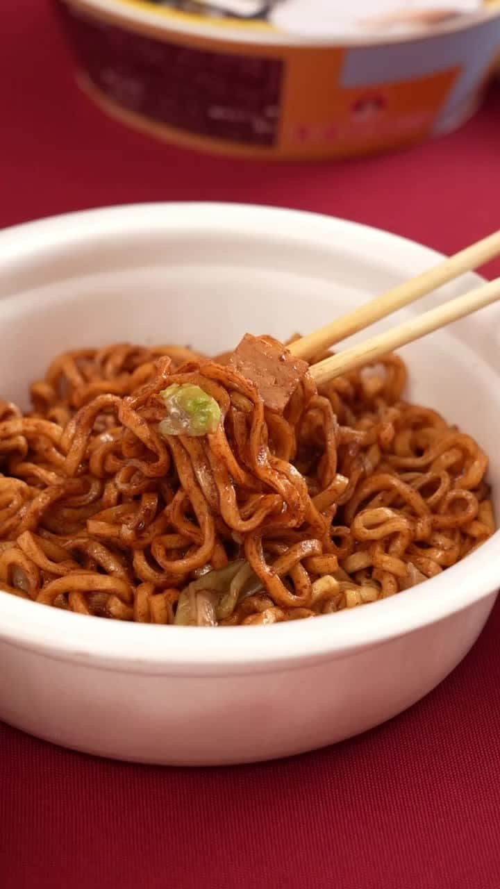 ローソン のインスタグラム：「「香港飯店0410監修 チャジャン麺」が発売中♪ 人気のメニューをカップ麺で再現！おいしいです(^^) . 「日清食品 香港飯店0410監修 チャジャン麺」 . #ローソン #香港飯店0410 #LAWSON #辛ちゃんぽん #豆腐スープ #韓国グルメ #コンビニカップ麺 #japanesefood #instagood #foodstagram #foodpics」