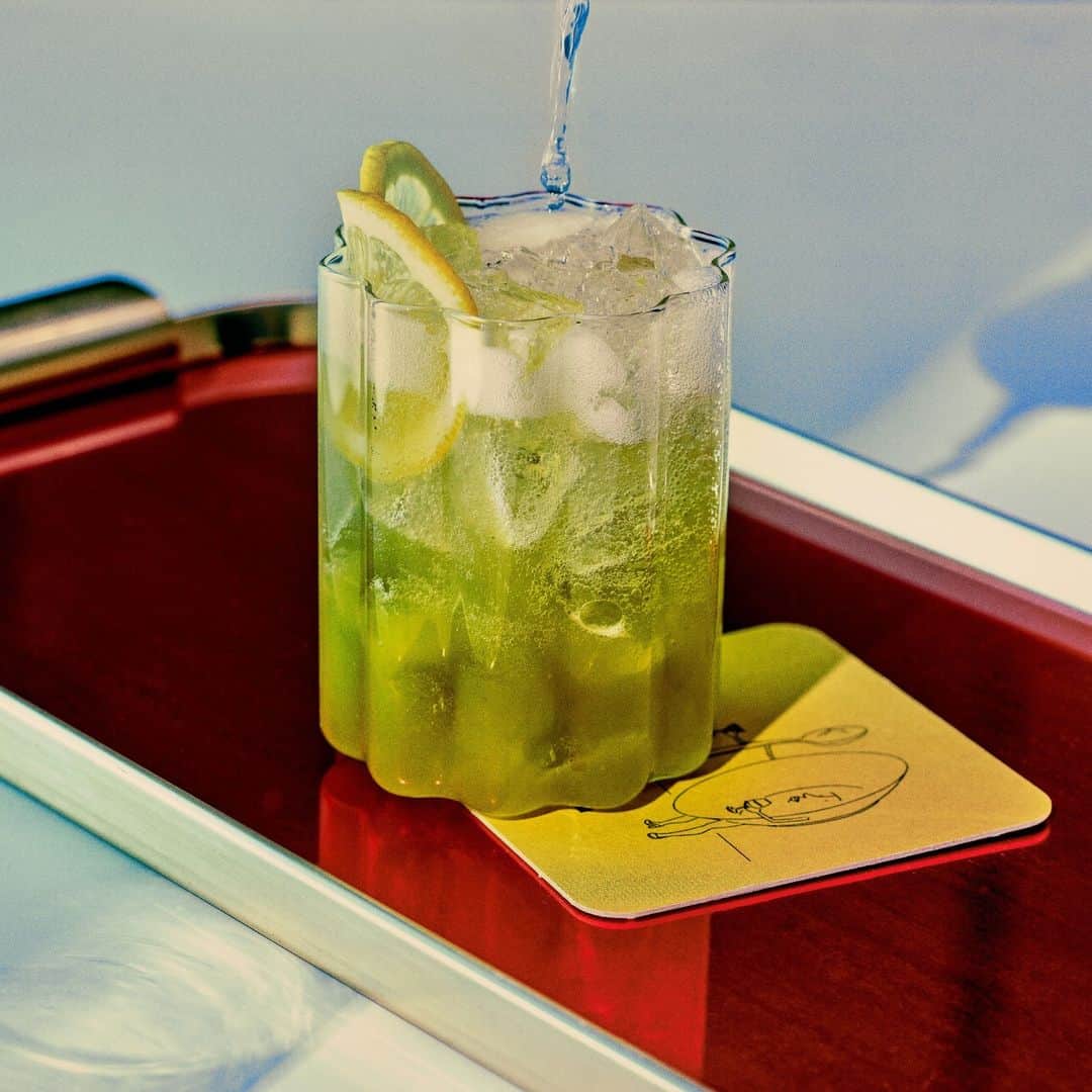 Food & Wineのインスタグラム：「If you love a matcha latte, then it's time to meet your new favorite cocktail. And even if you're not a matcha lover yet, this drink might just convert you. The simple whiskey highball infused with vivid green tea is about to be our go-to recipe for entertaining all season long. Try it out at the link in bio!   🍵: @on_the_bar_top, 📸: @chelsealouisekyle 🥄: @drewdrewaichele」
