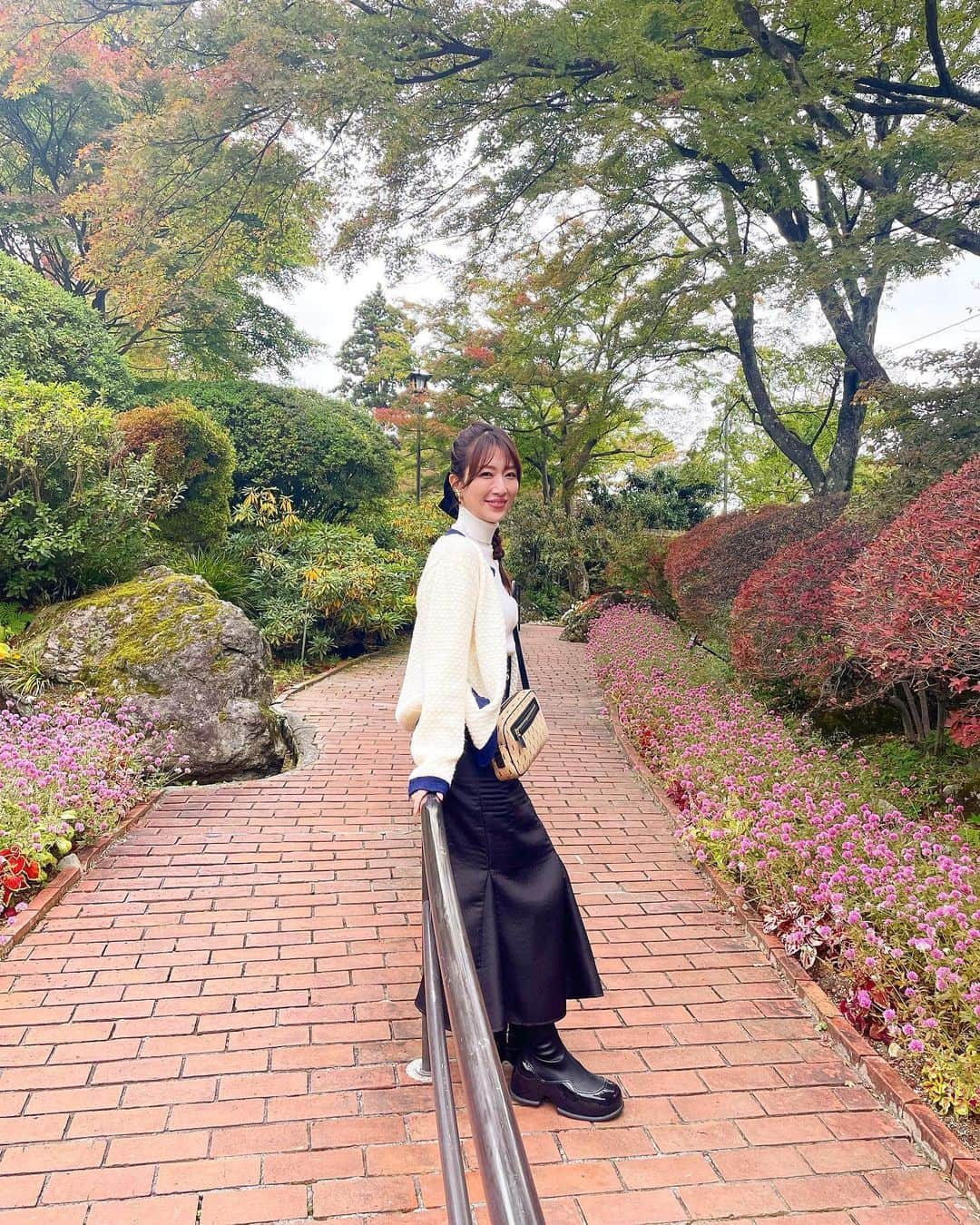 梅野舞のインスタグラム：「先日季節の花を楽しめる 箱根【強羅公園】へ🌺✨🌺✨ まずは熱帯植物エリアお散歩♬  大好きだよね❤️ 自然に囲まれた空間🤗 癒されるー✨✨  ハイビスカスも綺麗に咲いていました👏👏  ローズガーデン🌹は次回に💕  #強羅公園#強羅公園熱帯植物館 #ハイビスカス#箱根#箱根観光#家族旅行#熱帯植物 #自然#自然に癒される #instagram#instagood#instagramjapan」