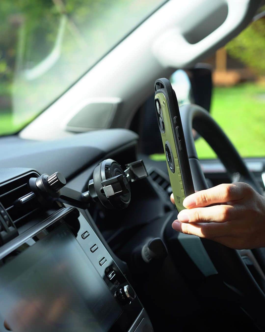 ROOT CO. Designed in HAKONE.のインスタグラム：「. PLAY GRIP. SMART CAR MOUNT ver.2  #rootco #root_co #gripsmartcarmount #outdoor #outdoors #carmount #car #cargoods」
