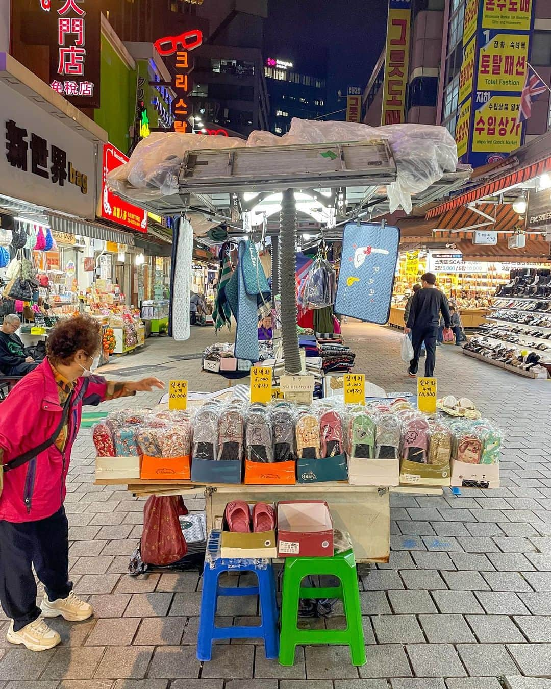 吉田夏海さんのインスタグラム写真 - (吉田夏海Instagram)「一年ぶりの韓国旅行🇰🇷🩵  着いた日は南大門をぷらっとしたよ〜🌼  さっそくパジャマとか子供のものを購入したよ☺️🫶  韓国にいるだけで楽しすぎた🥹🩵  もう帰国してるから韓国旅アップしていくねー✌️  #korea #seoul #trip  #南大門 #南大門市場  #南大門ショッピング  #南大門グルメ  #子連れ旅行 #子連れ海外  #子連れ韓国旅行  #韓国旅行 #韓国 #渡韓」11月3日 11時07分 - natsumiiiiiiiiiii