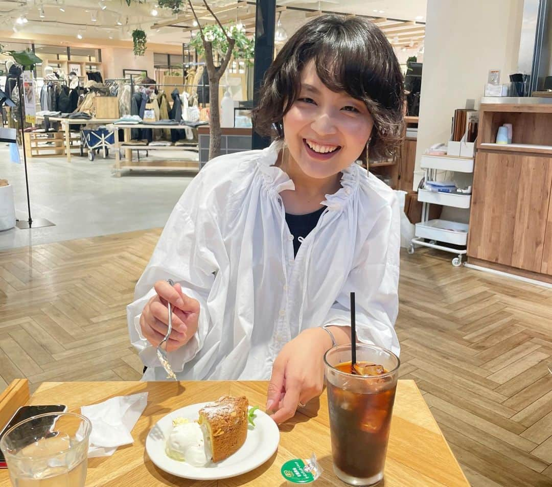 小林万希子さんのインスタグラム写真 - (小林万希子Instagram)「・  昨日はメイクアップアーティストの愛ちゃんと お知らせをまじえたミーティング💕  今回のプライベートレッスンのスタート時に来てくれて 講師としての話し方をレッスン✨  今や現役でメイクアップアーティストの仕事をしながら 美容の専門学校でメイク部門の講師もされているのです✨✨💄  すごい👏  会う度に話す内容や悩みが グレードアップしてる愛ちゃん💕  それだけ見える景色が変わってきたという事ですね☺️  実は来年からの新講座 私は勝手に「愛ちゃんもう受けないよね〜😉」と 思ってご案内してなかったのですが笑  「出来上がったら愛ちゃんに話すね」と言っていたのを 「まだかなぁ」と待っててくれたそうで🙏スマヌ💦  「え？受けるの？」というと 「受けますよ〜❣️」と大笑い🤣  ますます上を目指していく愛ちゃん✨✨  ツヤツヤのほっぺでコロコロ笑う感じが可愛い！！😆✨  骨格診断アドバイザー育成の生徒さんからの出会いだから もう、出会って7.8年？  なんだか会う度に印象が変わってきて 軽やかな大人になってる気がします♡  まだまだこうやって 先生と慕ってくれてお付き合いができることが嬉しい❤️  さぁ、ここからどう未来を描いていこうか😉💕 一緒に考えられるのがまた嬉しいですね♪  引き続きよろしくね〜😘  #年齢の数だけ  #キャリアになる   #話し方  #伝え方  #トーキング  #心理学 をミックス #話し方トレーニング で人生変わる 💕 #仕事につなげるためのレッスン  #収入を増やす  #新しい可能性  #新しい自分に出会う  #学ぶ楽しさ  #ワクワクが止まらない ♡ #次のステージへ  #必ず実現させる ！」11月3日 11時12分 - macky1218