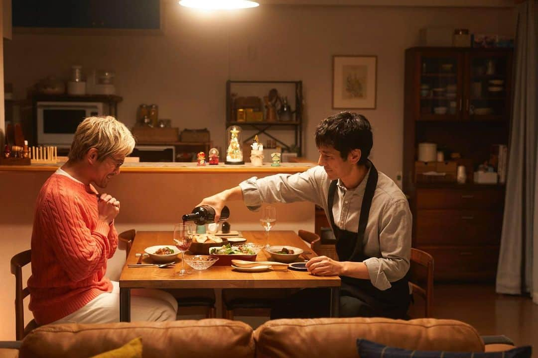 テレビ東京さんのインスタグラム写真 - (テレビ東京Instagram)「🍚#きのう何食べた？ season2🥢 第5話🍳今日11/3(金)深夜24時12分〜  *─────────────* 史朗(西島秀俊)は午前中に 洗濯機周辺で水が溢れそうになった顛末を、 帰宅した賢二（内野聖陽）に報告。  だが「前に大洪水になって怒られた」と 以前一緒に住んでいた人との出来事を口走り、 詳しく知りたいと賢二にせがまれた史朗は ９年前の思い出を明かすことに…。  そんな中、史朗はクリスマスに向けて お買い得な鶏肉を買おうとするが、 体形を気にする賢二を思い、 ボリューミーな恒例メニューでいいのか悩み始める。 *─────────────*  #西島秀俊 #内野聖陽 #坂東龍汰 #中村ゆりか #唯野未歩子 #椿弓里奈 #中澤実子  ≪５話ゲスト≫ 伸彦（ノブさん）…#及川光博 洋菓子店スタッフ…#安藤輪子  ©️「きのう何食べた？ season2」製作委員会 ©️よしながふみ／講談社」11月3日 11時15分 - tvtokyo_pr