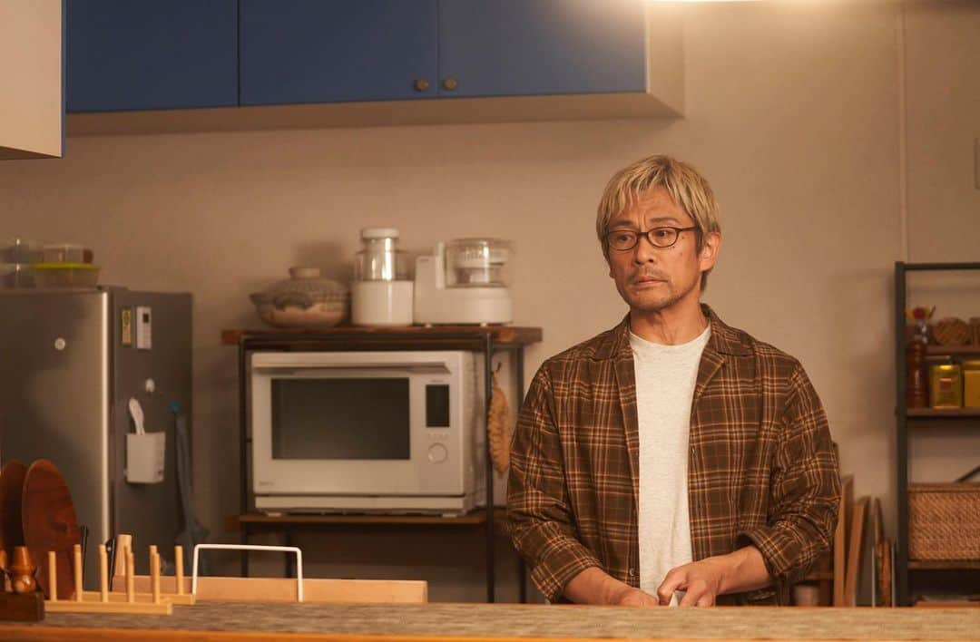 テレビ東京さんのインスタグラム写真 - (テレビ東京Instagram)「🍚#きのう何食べた？ season2🥢 第5話🍳今日11/3(金)深夜24時12分〜  *─────────────* 史朗(西島秀俊)は午前中に 洗濯機周辺で水が溢れそうになった顛末を、 帰宅した賢二（内野聖陽）に報告。  だが「前に大洪水になって怒られた」と 以前一緒に住んでいた人との出来事を口走り、 詳しく知りたいと賢二にせがまれた史朗は ９年前の思い出を明かすことに…。  そんな中、史朗はクリスマスに向けて お買い得な鶏肉を買おうとするが、 体形を気にする賢二を思い、 ボリューミーな恒例メニューでいいのか悩み始める。 *─────────────*  #西島秀俊 #内野聖陽 #坂東龍汰 #中村ゆりか #唯野未歩子 #椿弓里奈 #中澤実子  ≪５話ゲスト≫ 伸彦（ノブさん）…#及川光博 洋菓子店スタッフ…#安藤輪子  ©️「きのう何食べた？ season2」製作委員会 ©️よしながふみ／講談社」11月3日 11時15分 - tvtokyo_pr