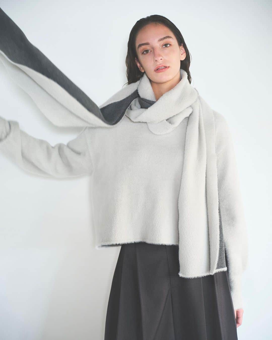 Effortless Womanのインスタグラム：「WINTER COLLECTION November  　　 　　 -CHIC&FLUFFY- 冷たく澄んだ空気のなか、花が開くように。 少しシックでフラッフィーな、ウィンター・コレクション。 ふっくら、ふわふわ、しっとり、思わず触れたくなる心地良い質感を纏って。  　　 knit ¥15,400 knit stole ¥9,900 pants ¥17,600 shoes ¥29,700 　　 　　 Photographer/ @tomoya_takano Hair&Make up/ @makoto_lilamakeup Model/ @sofia.richterova (CINQ DEUX UN)  　　 　　 #maysongrey #mg_23AW #wintercollection  #CHICandFLUFFY」