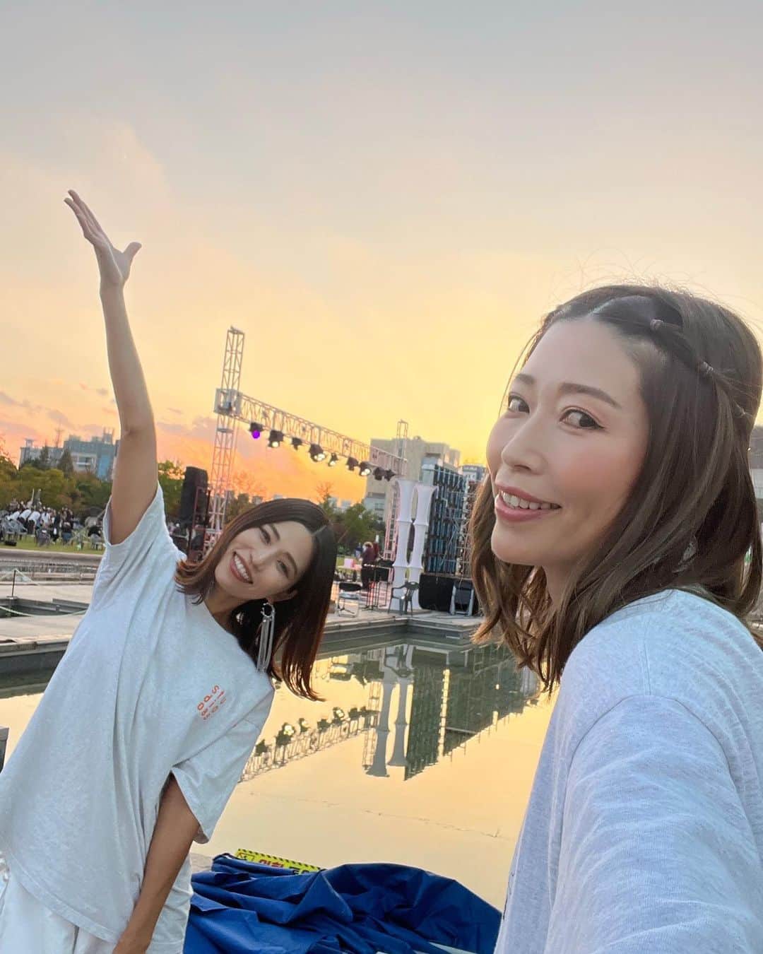 RENA さんのインスタグラム写真 - (RENA Instagram)「慌ただし過ぎて終わった10月🌕  ちょっとだけ落ち着いたのでかなりタイムラグ出来てしまったけど、韓国の文化芸術祭でパフォーマンスした時の衣装❄️  シルバーと白で露出抑えて @anna_flare とお揃いで🤍  日本のブランドを着ていきたかったのであえて日本のブランドで足元まで一択統一で衣装映えするものを選びました🩶  素材や細かいディテールが凄く可愛くてラメラメのシルバーのヒールも履きやすくて踊りやすかった✨  タグ付けているので衣装や華やかな場所に行く時にはオススメなのでぜひ覗いてみてください✨  では、11月も駆け抜けていきましょう☺️🌿  #costume #fashion #dressup #performance #stage #衣装 #大人ファッション #渡韓 #国際交流 #姉妹 #大人女子」11月3日 11時18分 - rena_flare