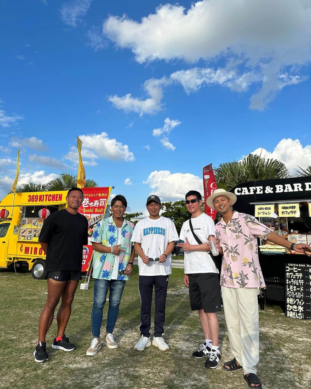 Tomoyo Umezawaさんのインスタグラム写真 - (Tomoyo UmezawaInstagram)「まだまだ #沖縄 は summer🌴🌺✨ 日焼け止めは欠かせない紫外線🌞 ⤴︎︎塗ってないけど‪(  ･᷄ ᴗ･᷅ )ゝ  だけど  だいぶ真夏よりは涼しくなってきて 湿気も減ってきてるから 過ごしやすい季節になってきた♩  私はこの時期の沖縄旅行が オススメな気がする(*´罒`*)♡  ちなみに最後の動画は 沖縄アーティストの @5th_elements_official だよ★★★★☆ 日本各地でライブツアーしてるから 是非チェックしてみてね✓�...  ##okinawa #沖縄旅行 #沖縄観光」11月3日 11時19分 - _umetomo_