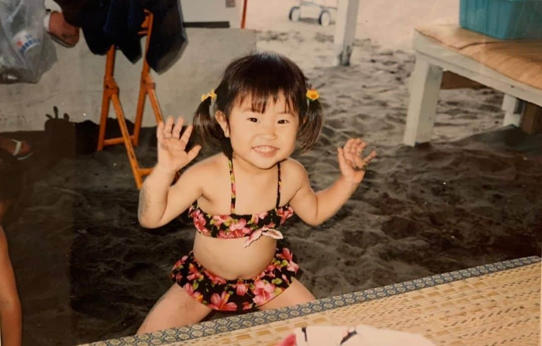 坂東遥さんのインスタグラム写真 - (坂東遥Instagram)「２８才のお誕生日を迎えました🎂 産んでくれた母に感謝です🤍  年を重ねていっても自分の中身はいつまで経っても変わらないなーってずっと思ってたけど、 （精神年齢中2男子や人見知りは変わってない、笑）  好きなものや、やりたいこと、大事にしたいものが 今までと変わってきていることに気づいて 年相応にわたしもちゃんと前に進んでいるんだな…と 最近そんなこと考えていました🧠  小さい頃は当たり前にピンクが好きだったけど 今は白が好き！とか あんなに大好きだったうどんより お蕎麦派になったり！笑 人間ってこうやってレベルアップしていくんだなあって👼  アイドル10年間全うできて ステージできらきらしていた自分以上に やりがいのあることに出会えるのか不安もあったけど 180度違う世界に足を踏み入れてみて 今からでも0から挑戦することって遅くないんだとか、わたしは変わらず人を幸せにすることが好きなんだとか、今までやってきたことが違う形で活かせたり、 今までの道のりも経験もぜんぶいまに繋がっているんだなって 社会人1年生仕事終わりのビールの美味しさに気づきながらがんばってます🤝🏻😽  お仕事しながらのんびりペースだけど みんながいてくれるこっちの活動もしばらく続けていくつもりなので はるちゃん今日も元気かねぐらいの気持ちでSNSも見ていてくれたら嬉しいです☺️  今年もみんなにお祝いしてもらえて 幸せですありがとう🫶🏻🤍🤍  チョニソニ〜☝🏻」11月3日 11時31分 - b.haruka1103