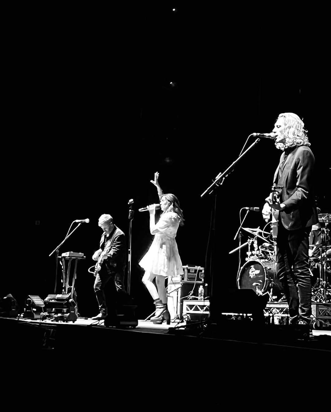 ナタリー・インブルーリアさんのインスタグラム写真 - (ナタリー・インブルーリアInstagram)「There was magic in the air at Adelaide Entertainment Centre last night! @thecorrsofficial Tour OZ/NZ 💚✨ THANK YOU ADELAIDE 💙💥  Styling: @fredericalovellpank Dress: @dreamsisterjane  Shoes: @giuseppezanotti   📷🎥: @karenrossiter 💜」11月3日 11時31分 - natalie_imbruglia