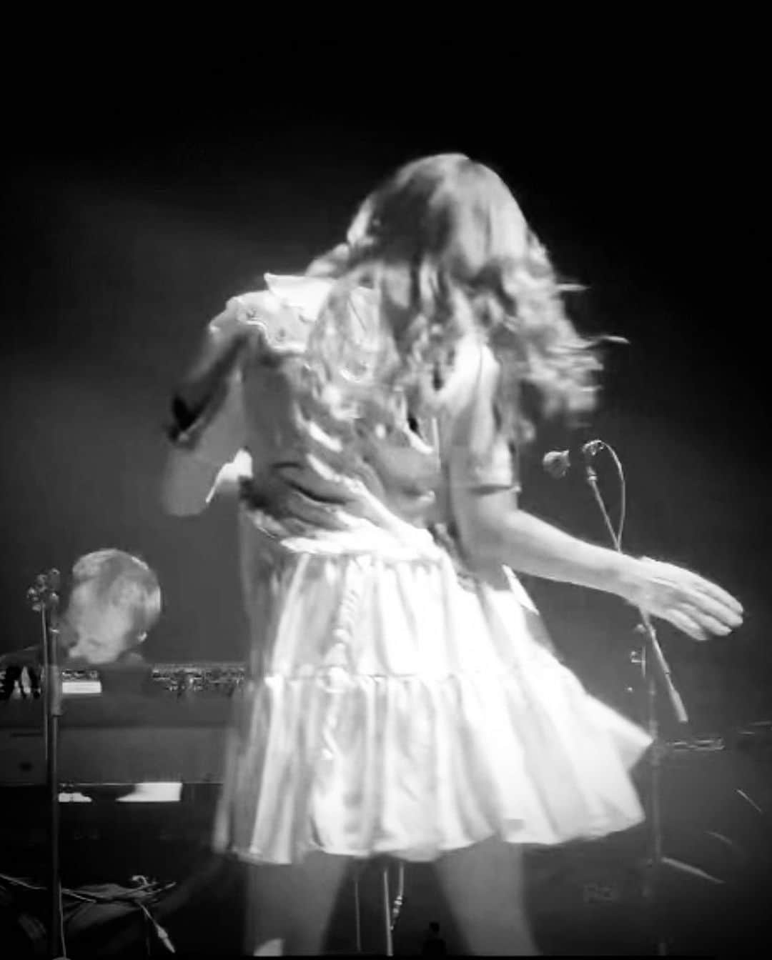 ナタリー・インブルーリアさんのインスタグラム写真 - (ナタリー・インブルーリアInstagram)「There was magic in the air at Adelaide Entertainment Centre last night! @thecorrsofficial Tour OZ/NZ 💚✨ THANK YOU ADELAIDE 💙💥  Styling: @fredericalovellpank Dress: @dreamsisterjane  Shoes: @giuseppezanotti   📷🎥: @karenrossiter 💜」11月3日 11時31分 - natalie_imbruglia