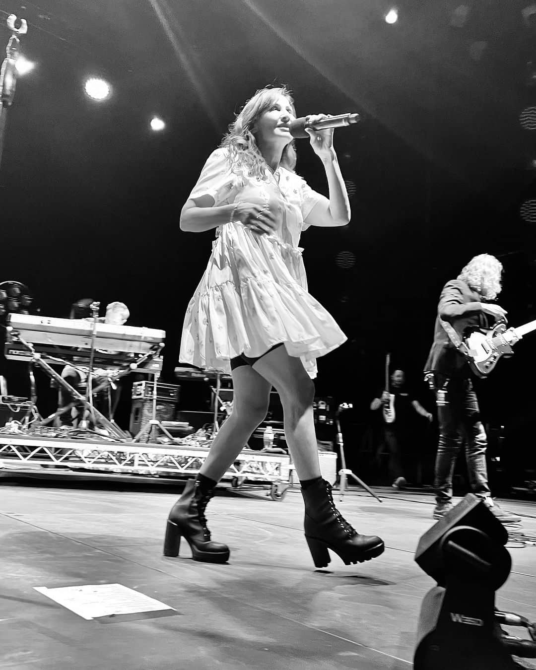 ナタリー・インブルーリアのインスタグラム：「There was magic in the air at Adelaide Entertainment Centre last night! @thecorrsofficial Tour OZ/NZ 💚✨ THANK YOU ADELAIDE 💙💥  Styling: @fredericalovellpank Dress: @dreamsisterjane  Shoes: @giuseppezanotti   📷🎥: @karenrossiter 💜」