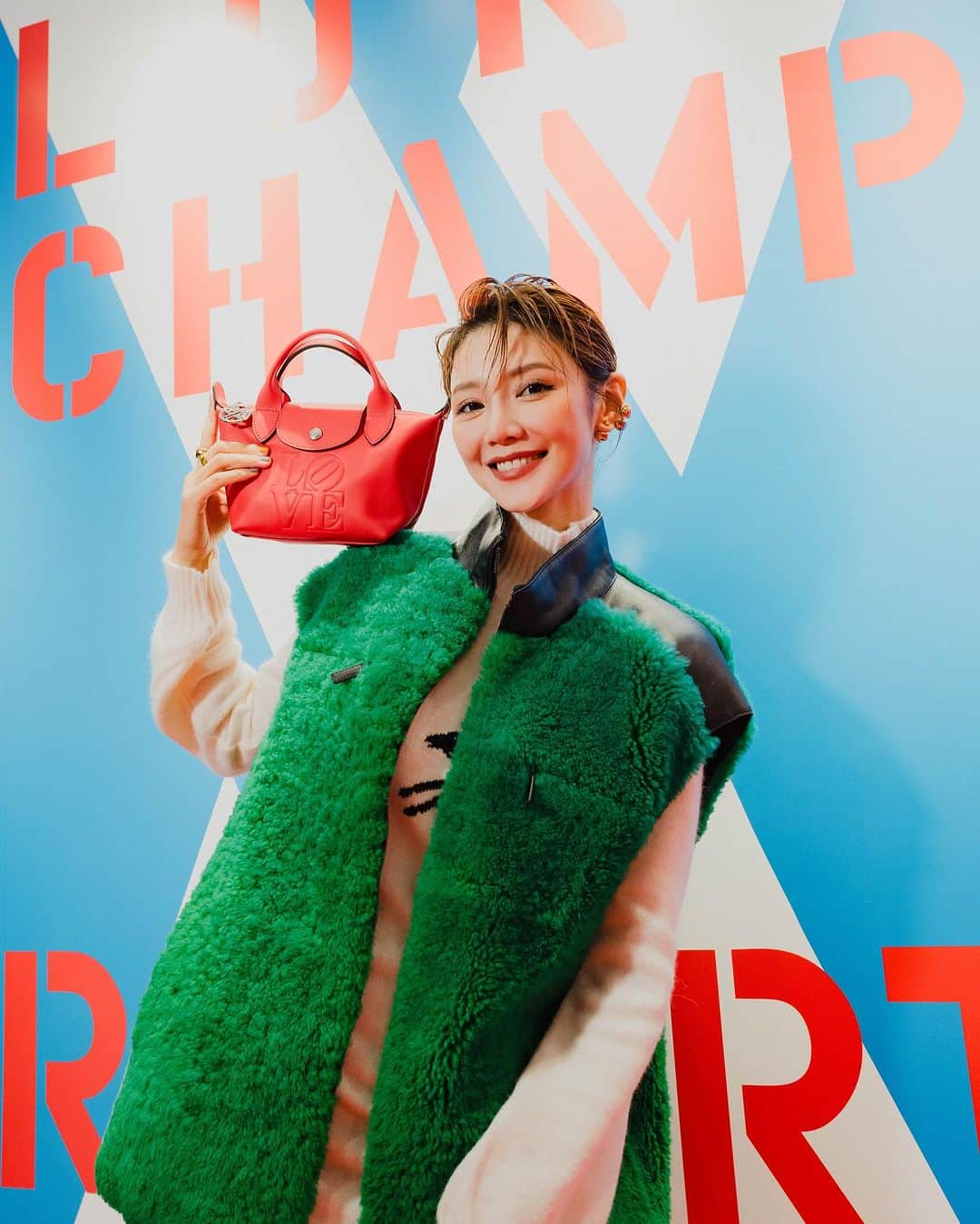 Elva Niのインスタグラム：「色彩能療癒人心 現場的LONGCHAMP X ROBERT INDIANA 聯乘系列都是看了會令人心情變得很好的items 以繽紛色彩來cheer up大家 讓愛散佈在每一個角落吧♥️  #LongchampLOVE #LongchampxRobertIndiana #LongchampHK ©️ Morgan Art Foundation. Licensed by Artestar, New York」